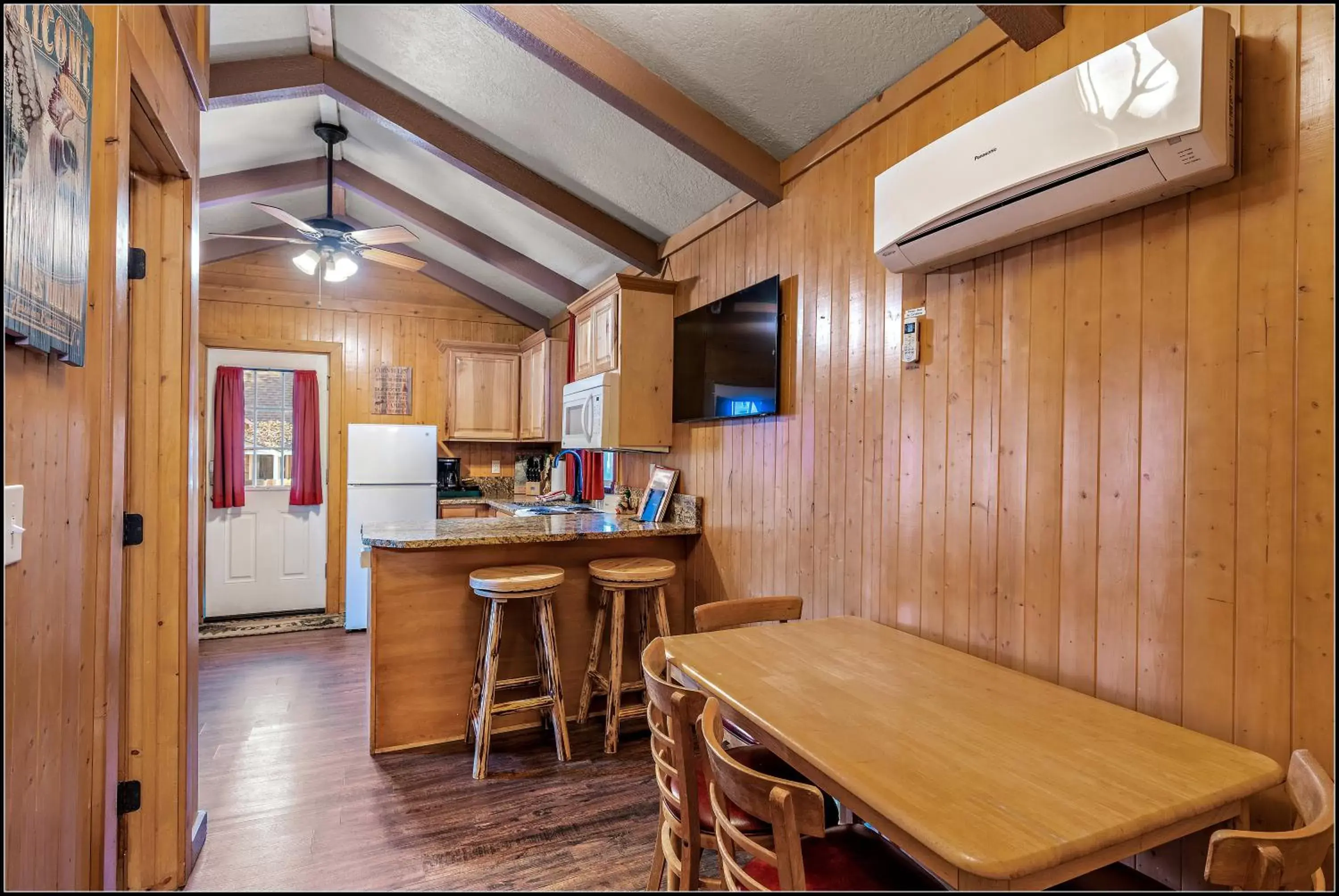 TV and multimedia, Dining Area in Brundage Bungalows