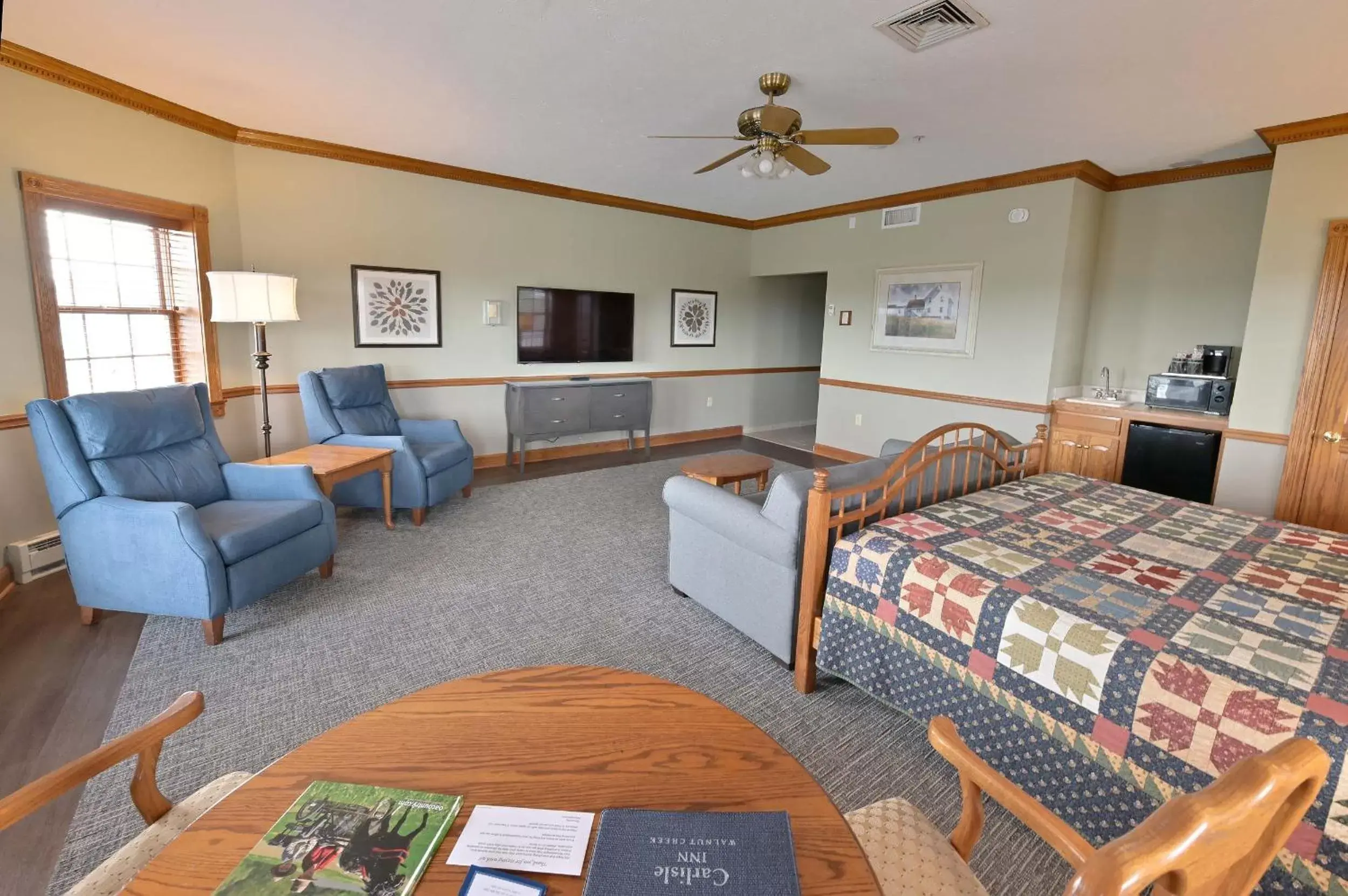 Living room, Seating Area in Carlisle Inn Walnut Creek