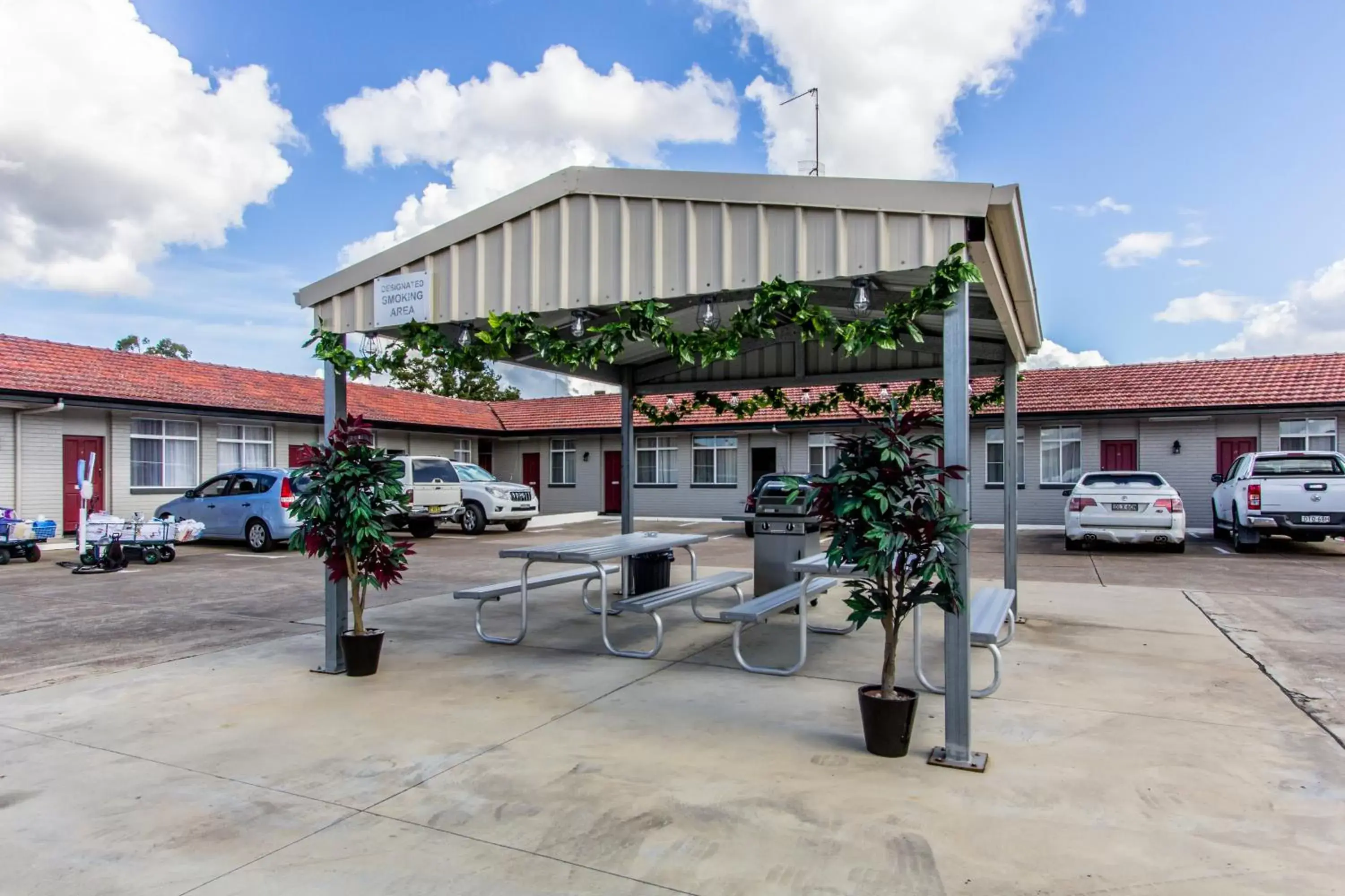 BBQ facilities, Property Building in Best Western Endeavour Motel