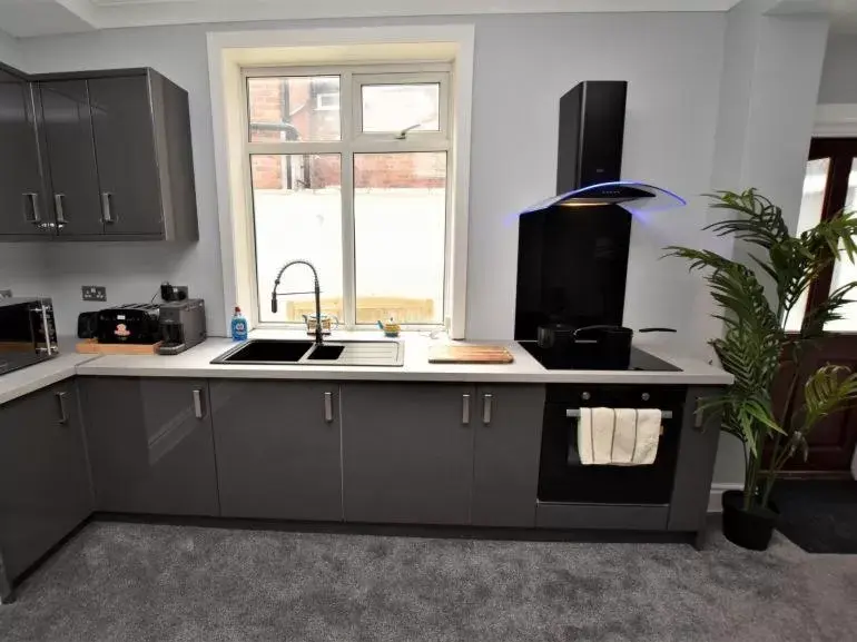 Kitchen/Kitchenette in Victorian Suites