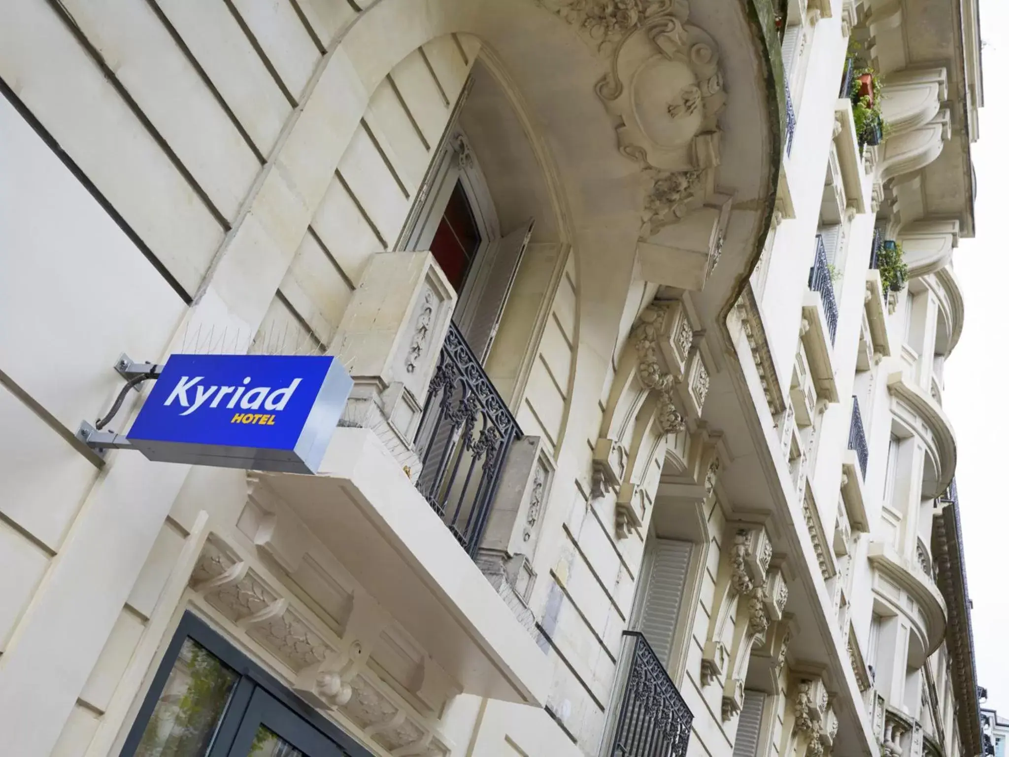 Facade/entrance, Property Building in Kyriad Paris 18 - Porte de Clignancourt - Montmartre