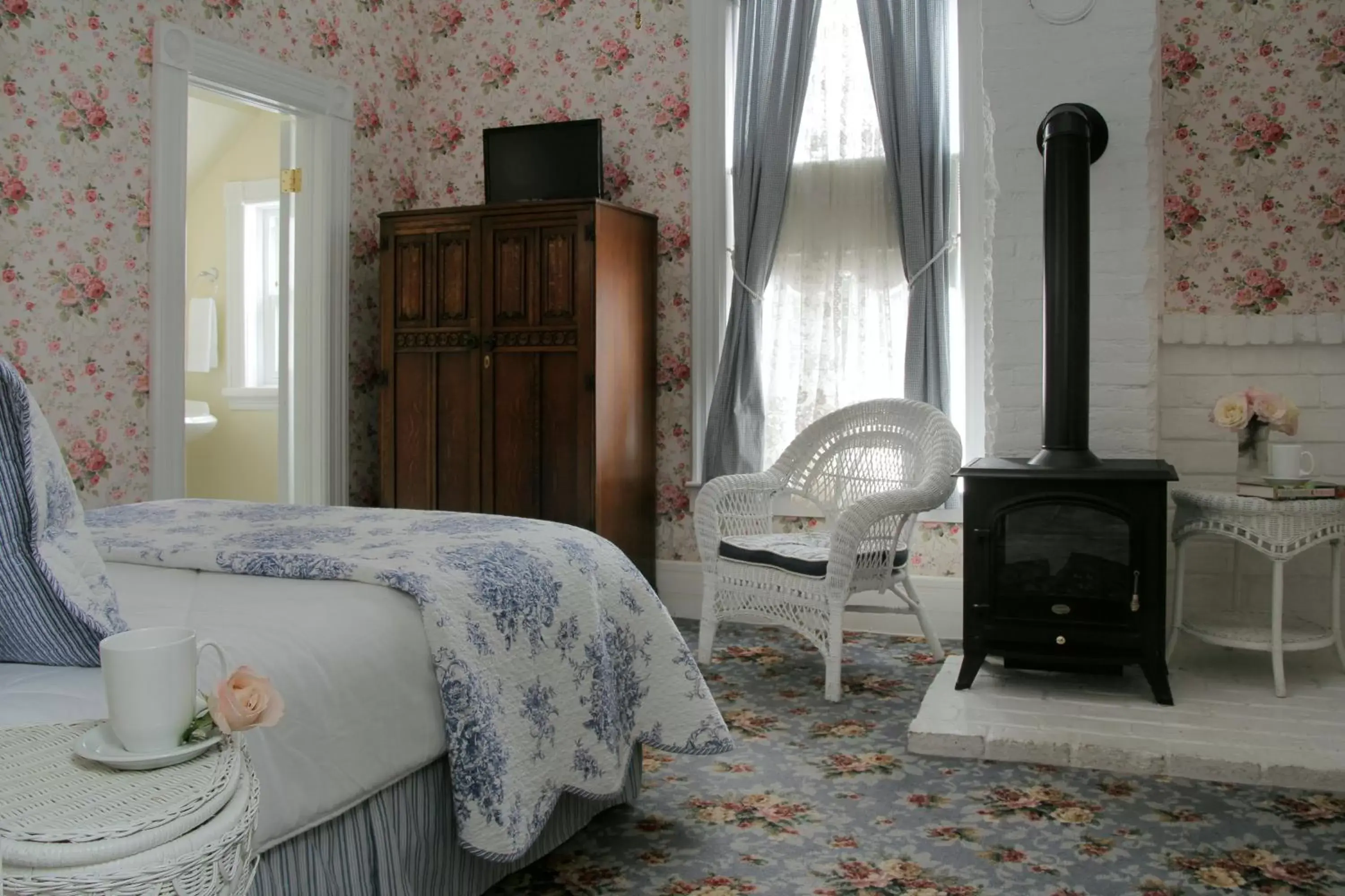 Bed, TV/Entertainment Center in Victorian Inn