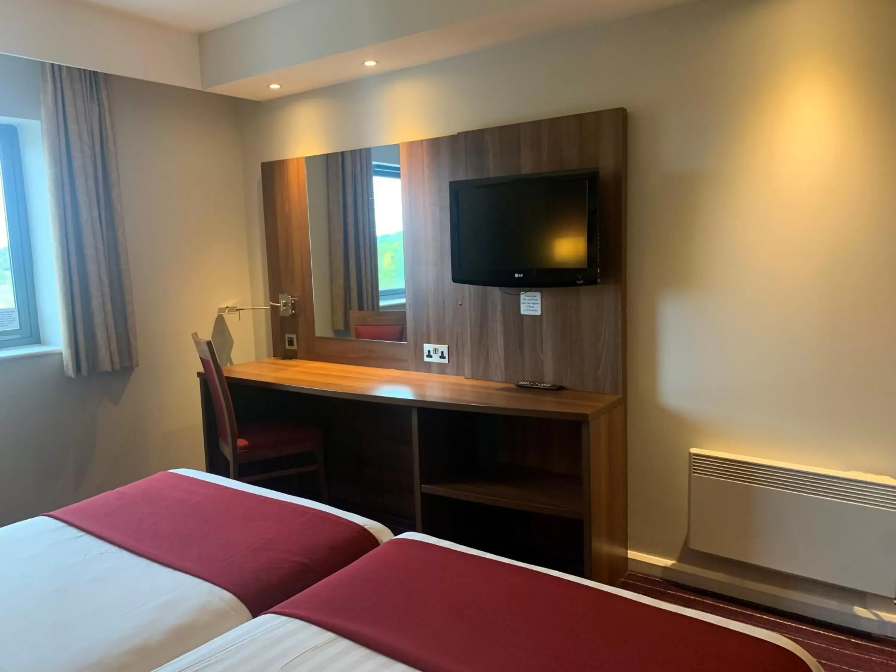 Bed, TV/Entertainment Center in Days Inn Wetherby