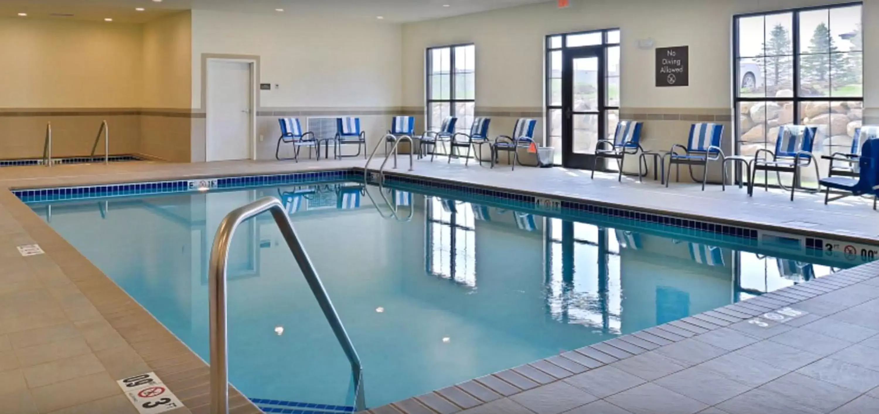 Hot Spring Bath, Swimming Pool in Comfort Inn & Suites Avera Southwest