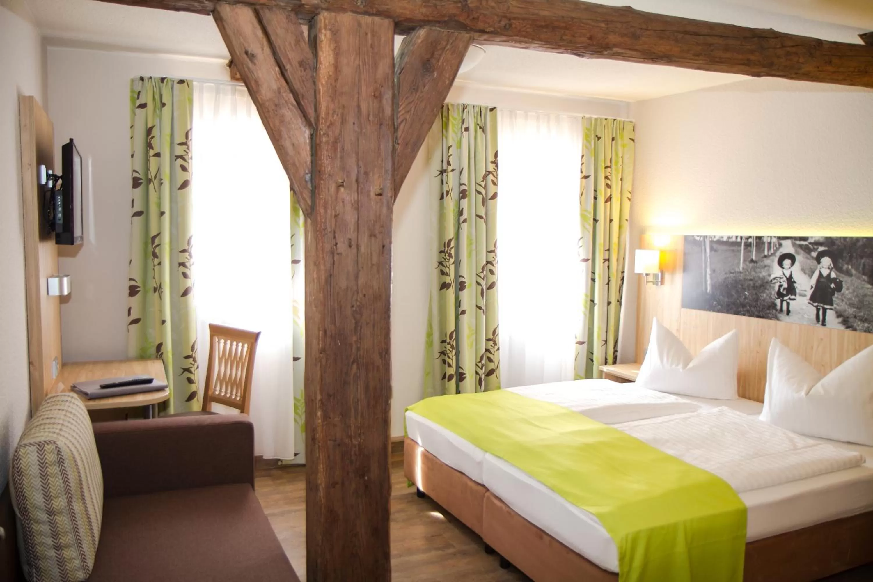 Photo of the whole room, Bed in Hotel-Gasthof Blaue Traube e.K.