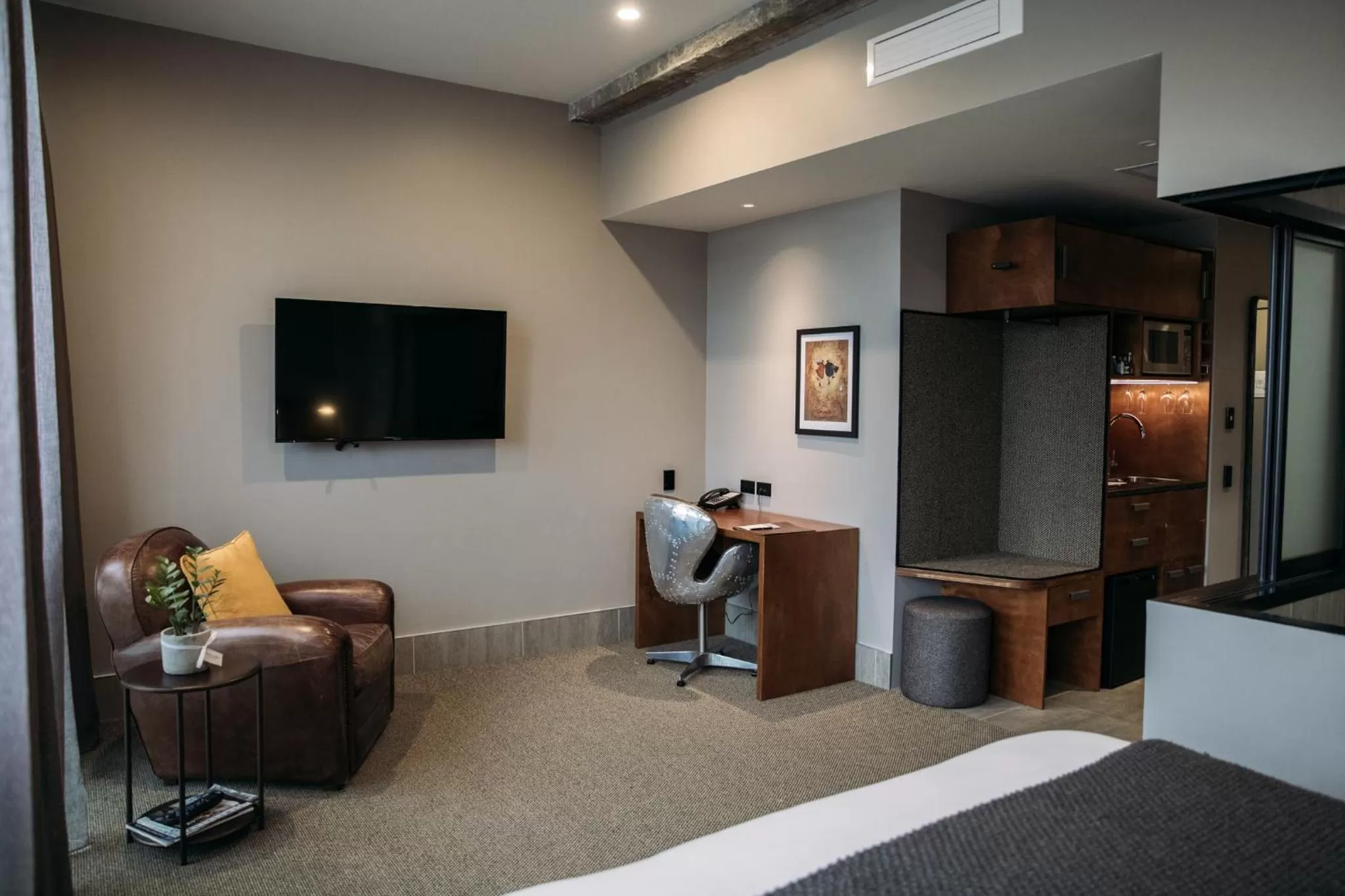 Photo of the whole room in King and Queen Hotel Suites