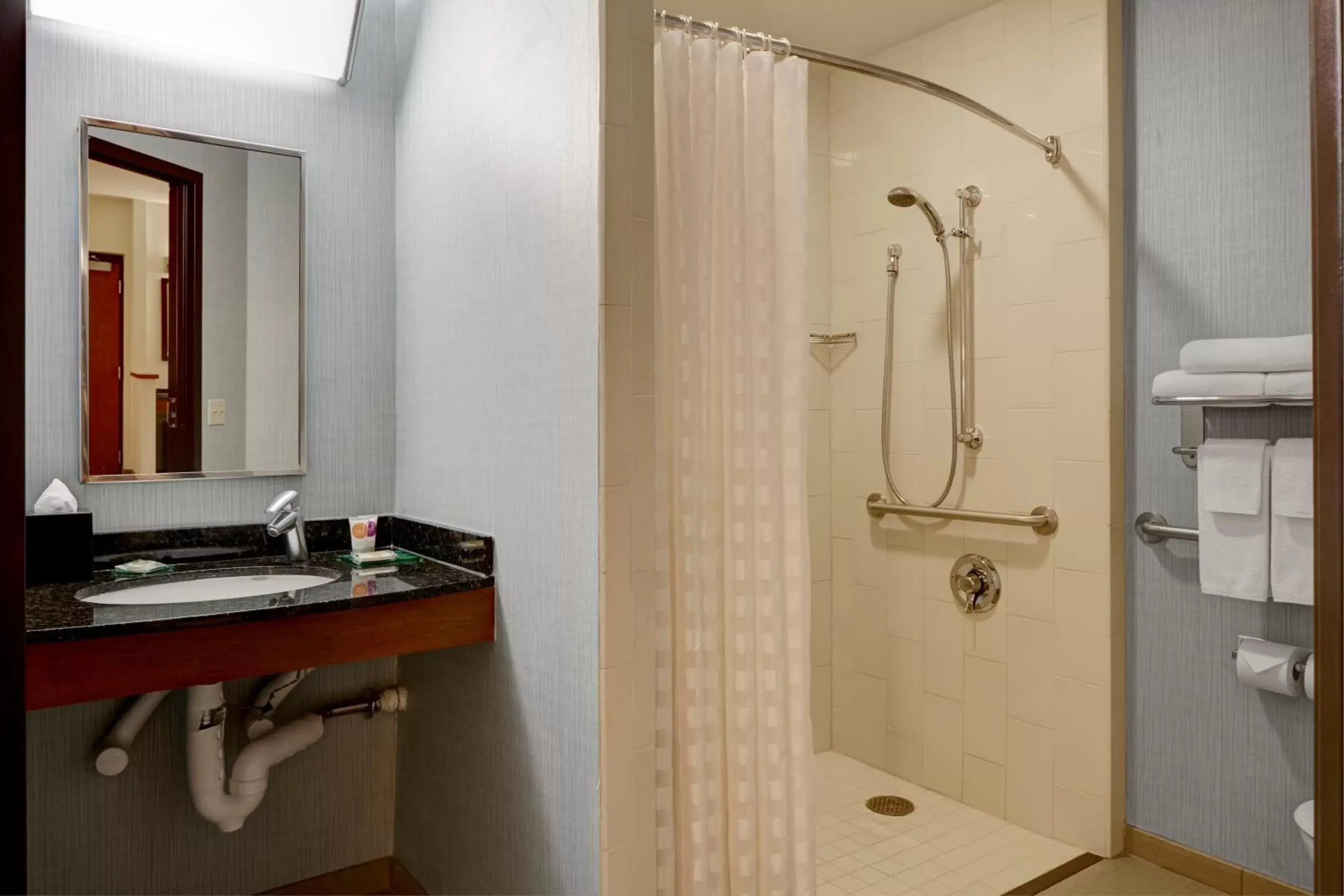 Shower, Bathroom in Hyatt Place Bayamon