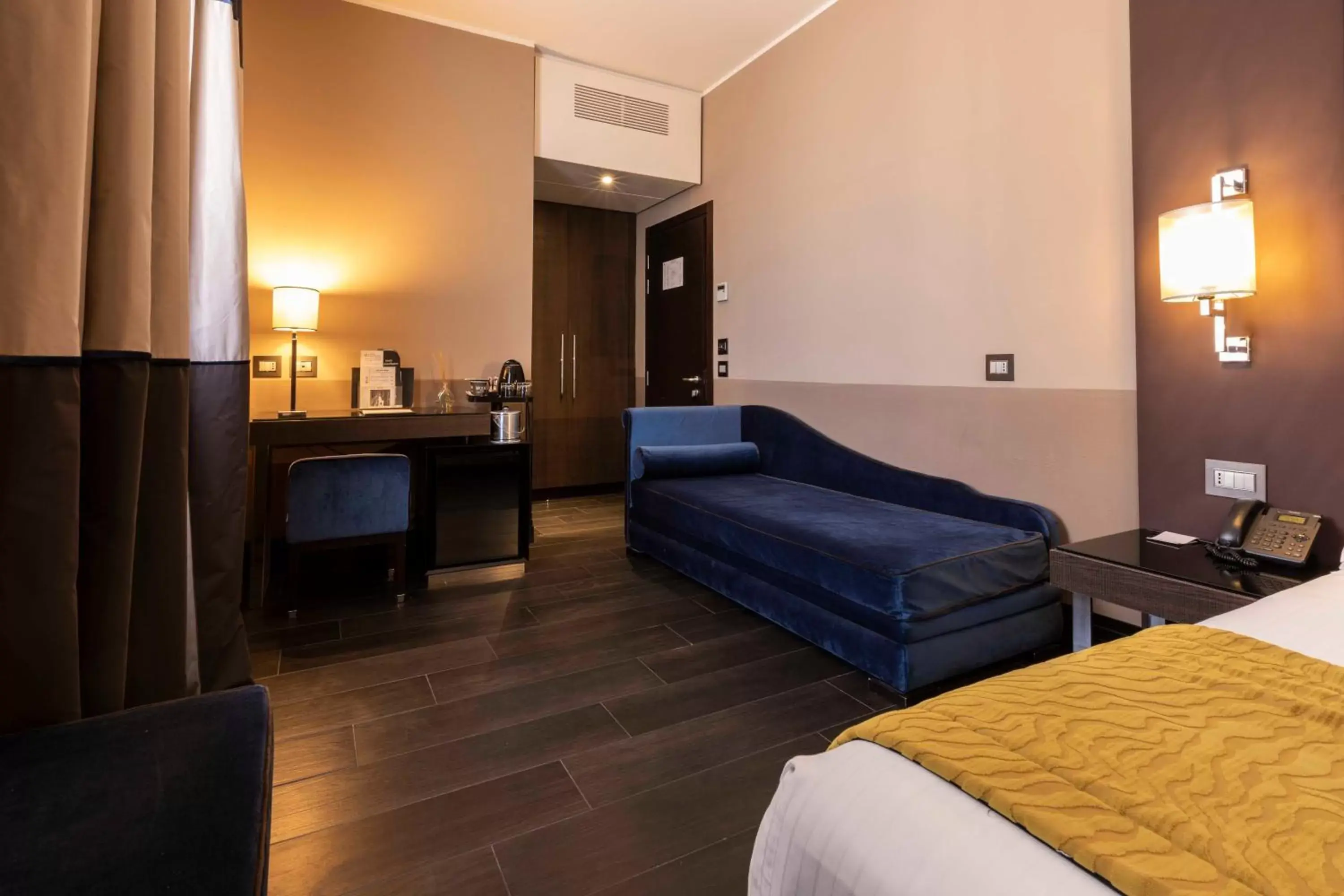 Bed, Seating Area in Rome Times Hotel
