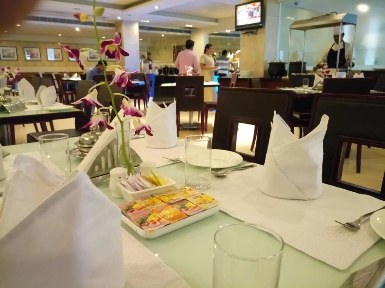 Breakfast in Hampshire Plaza