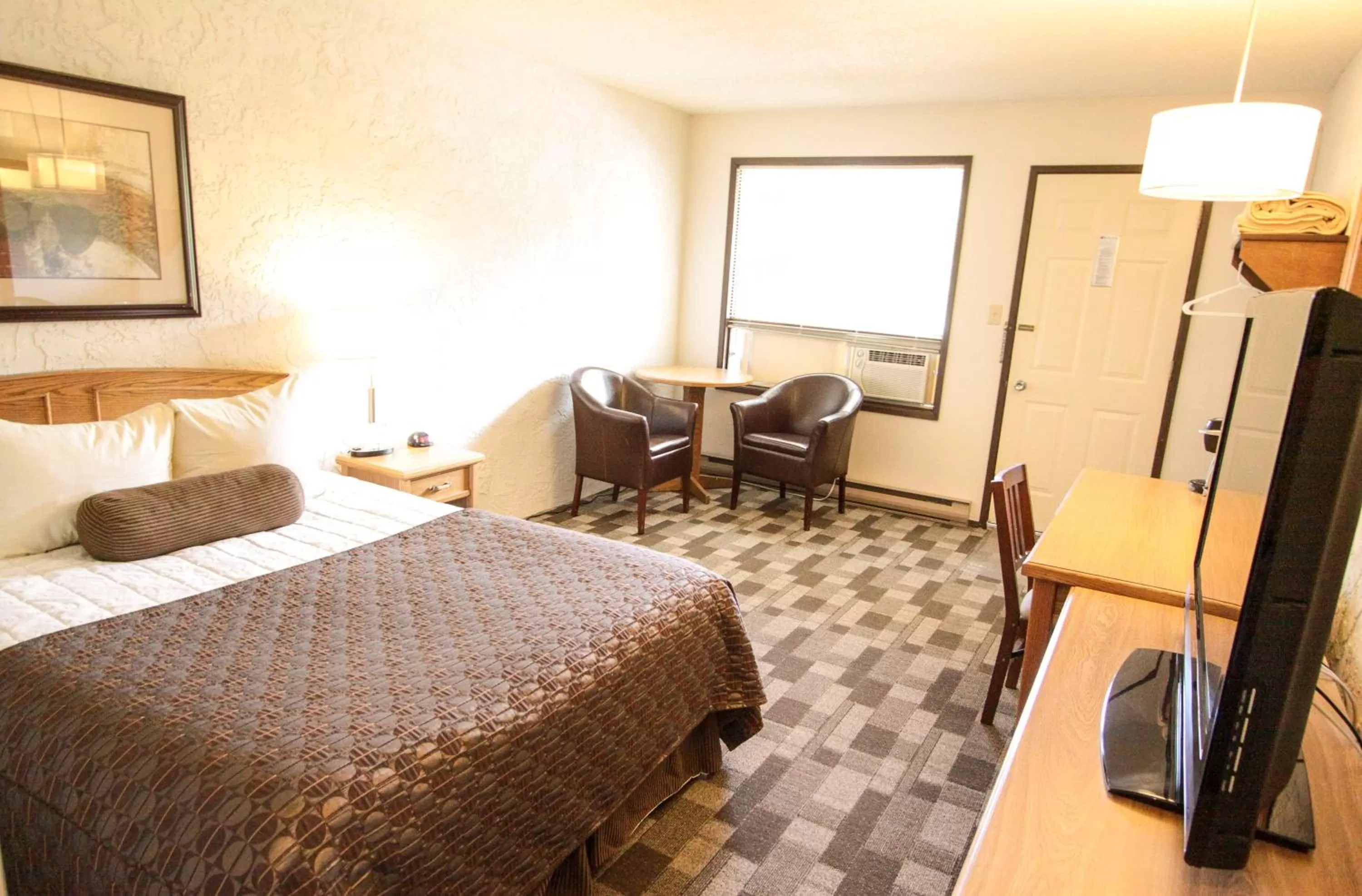 Photo of the whole room, Bed in Crystal Springs Lodge