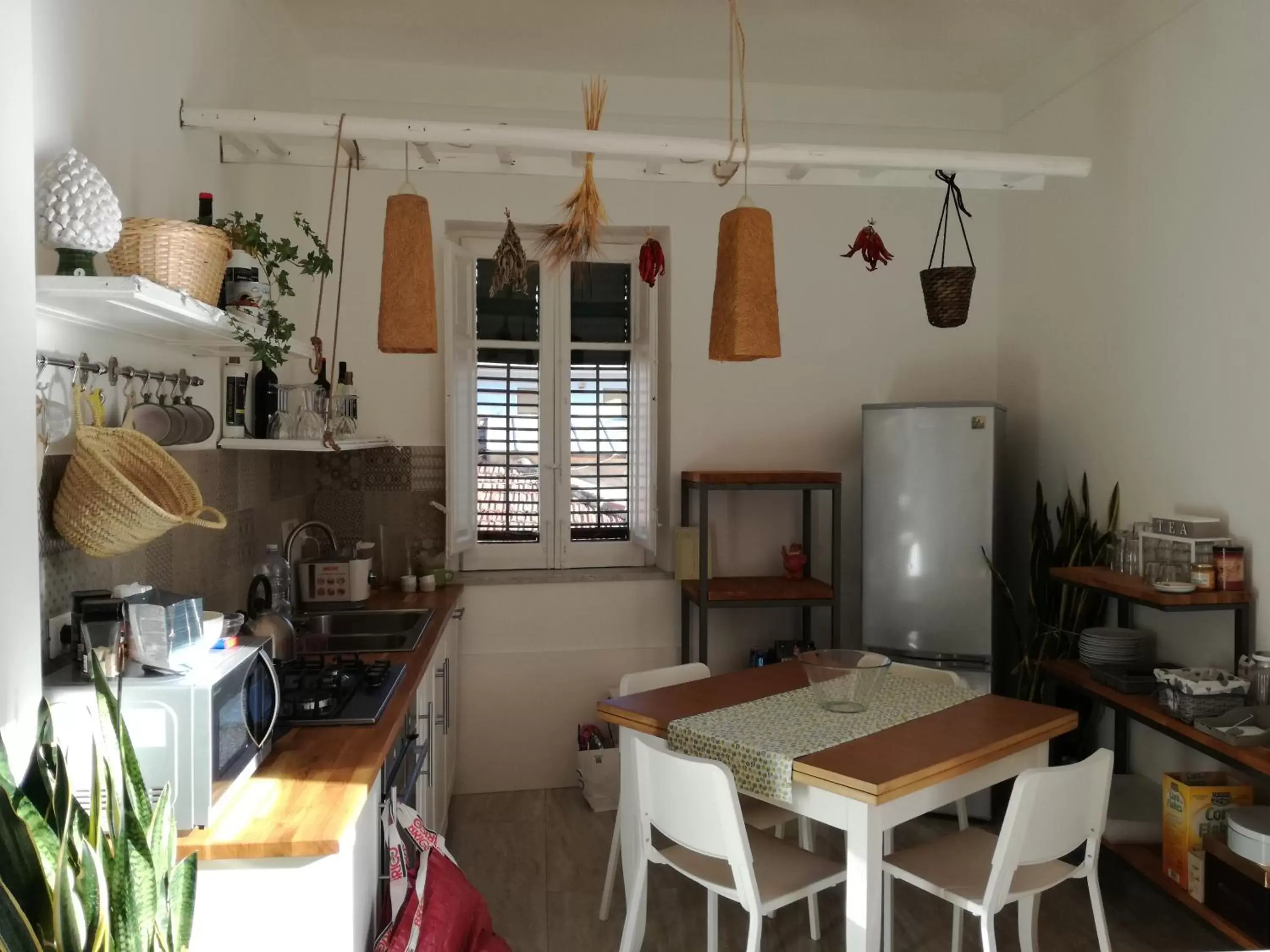 Kitchen or kitchenette, Restaurant/Places to Eat in La terrazza del Sole B&B