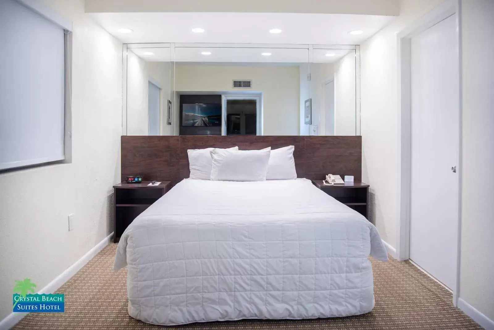 Bedroom, Bed in Crystal Beach Suites Oceanfront Hotel