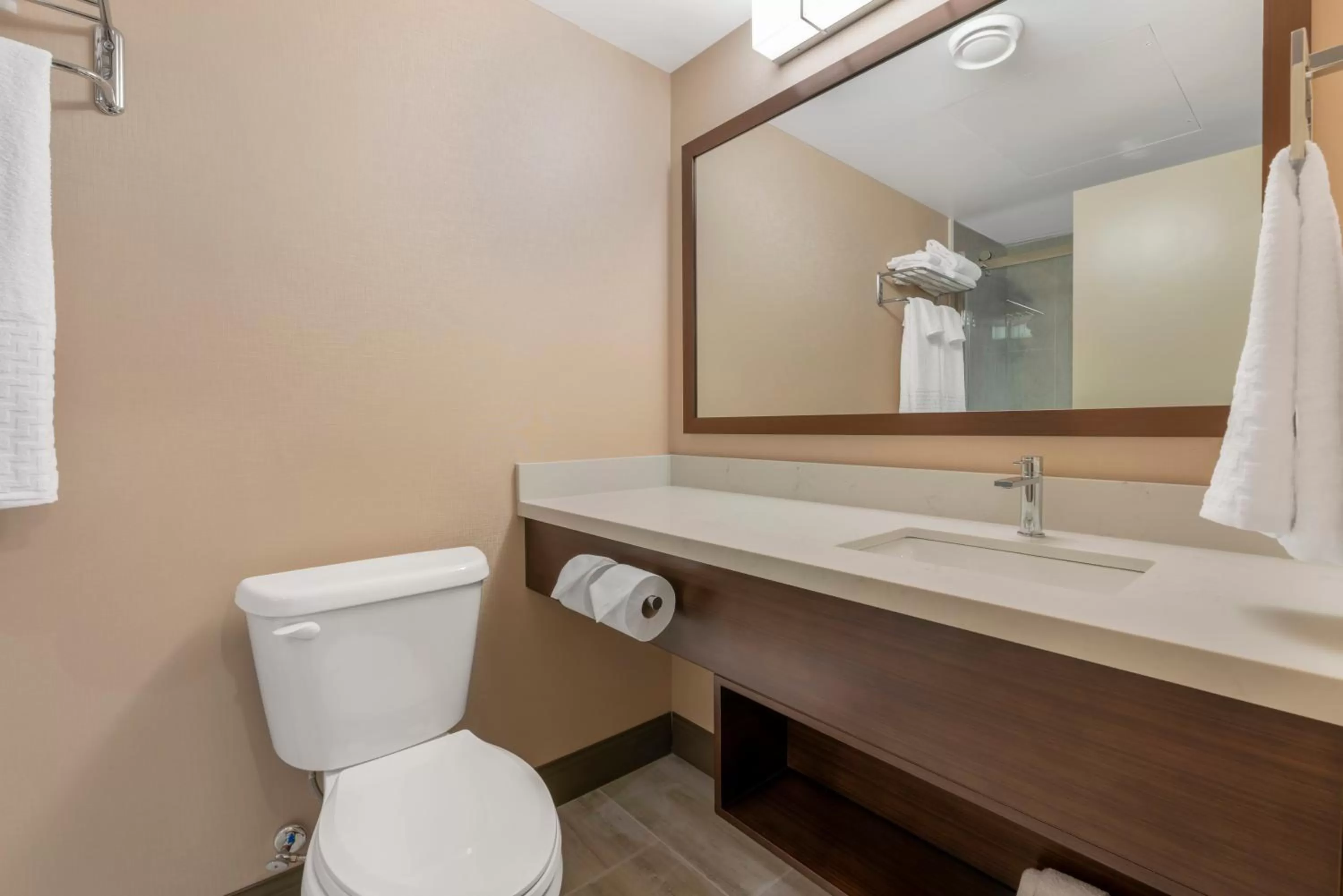 Shower in Best Western PLUS Mission City Lodge