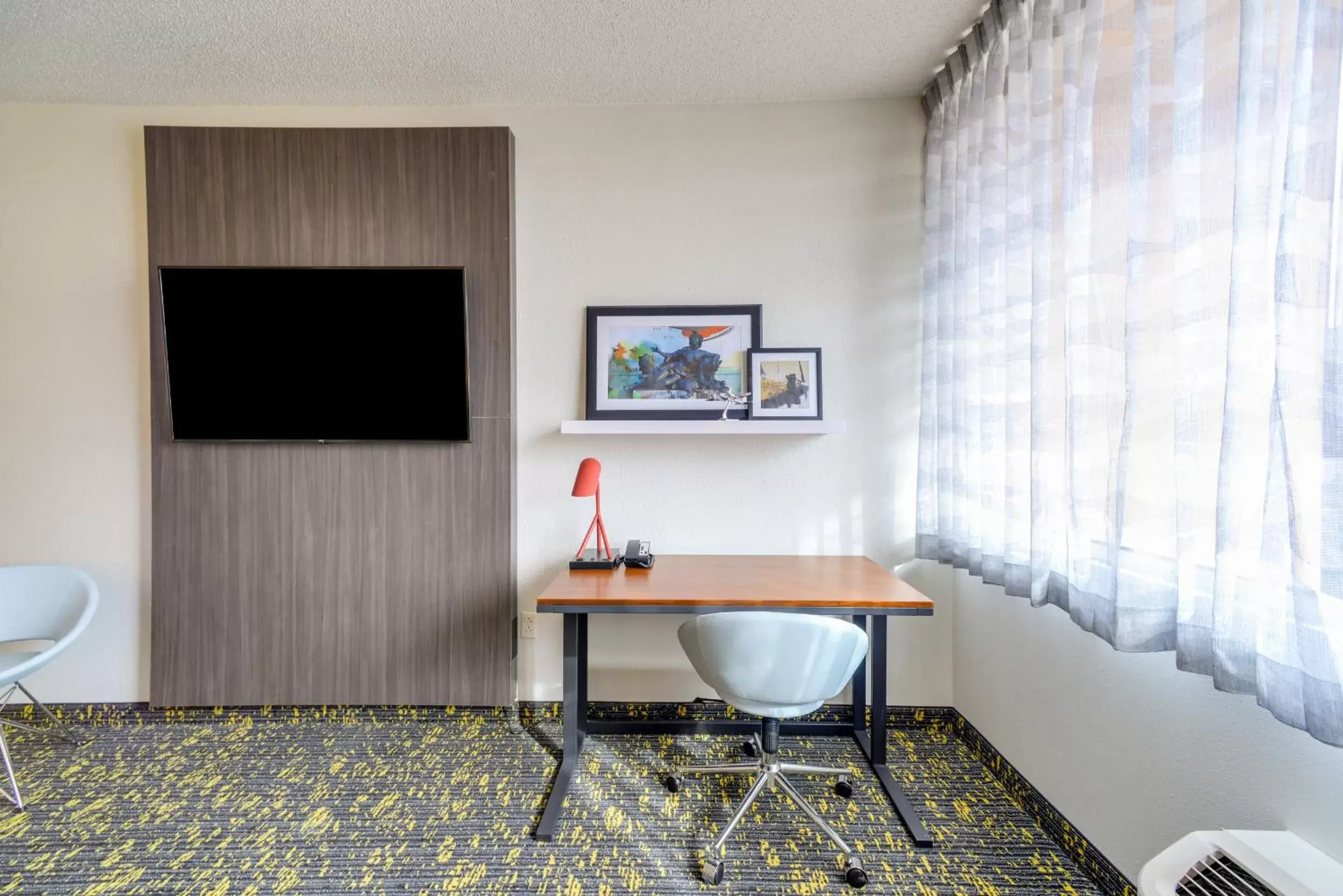 Living room, TV/Entertainment Center in Saint Louis Airport Hotel