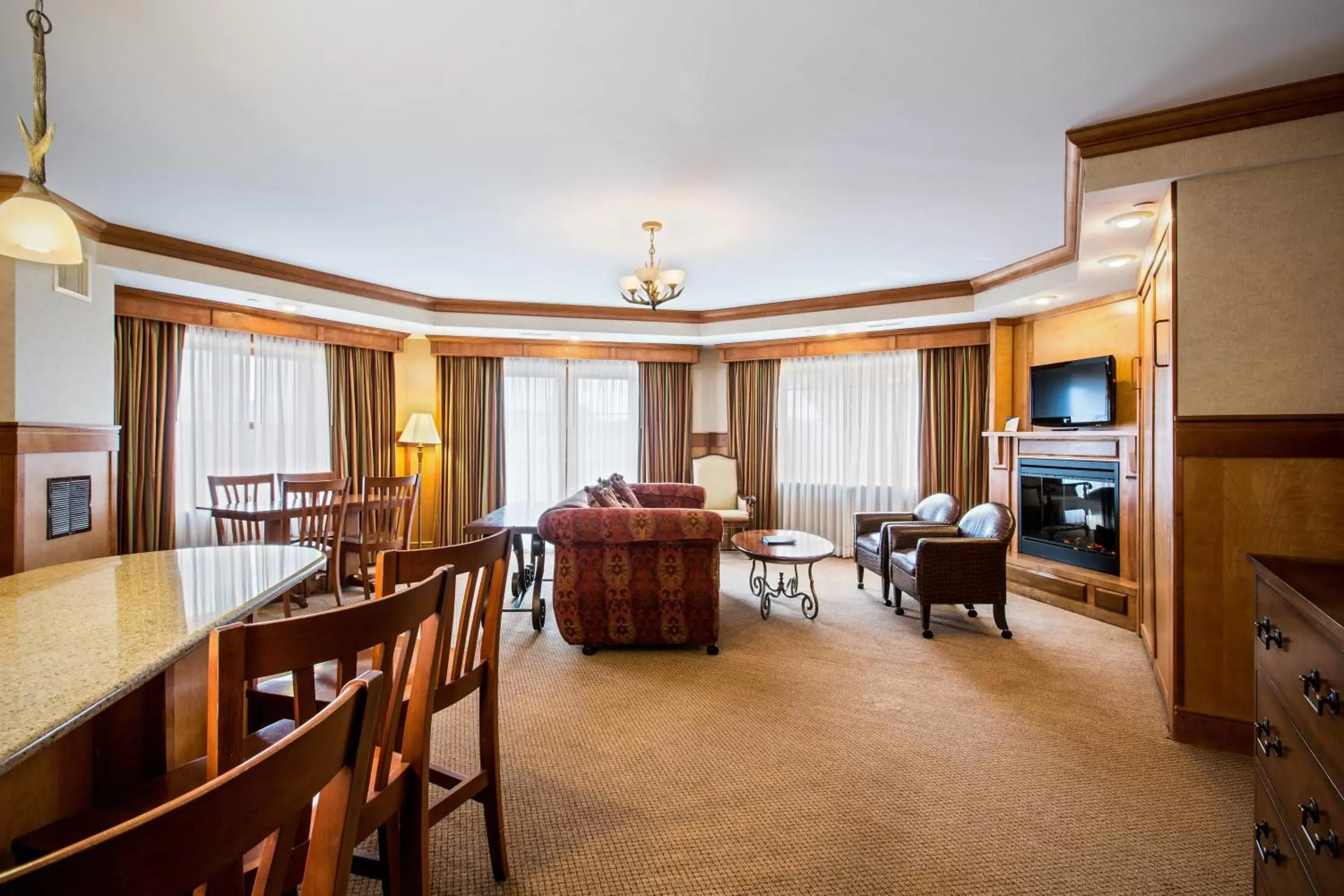 Photo of the whole room, Dining Area in Crowne Plaza Lake Placid, an IHG Hotel