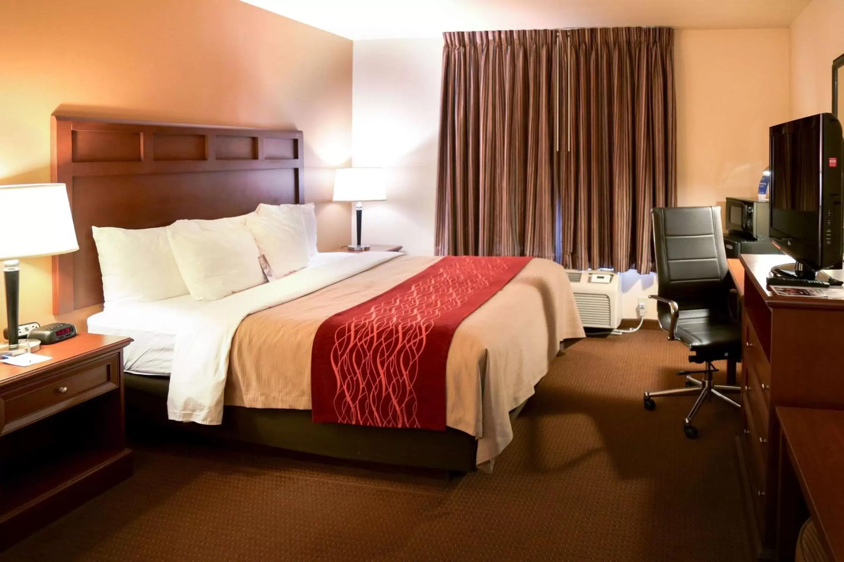 Photo of the whole room, Bed in Comfort Inn & Suites Grinnell near I-80