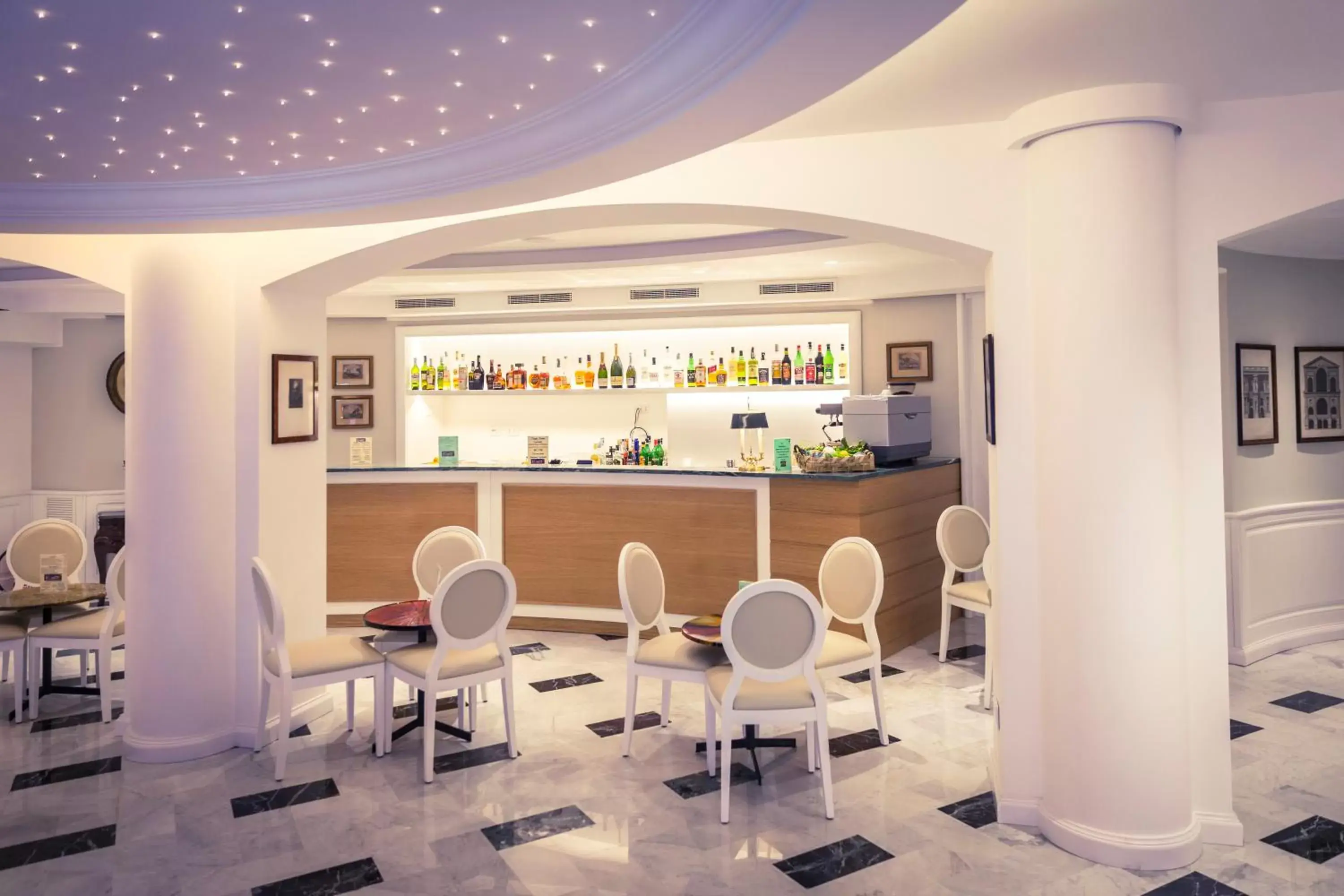 Lobby or reception, Lounge/Bar in Central Wellness Hotel