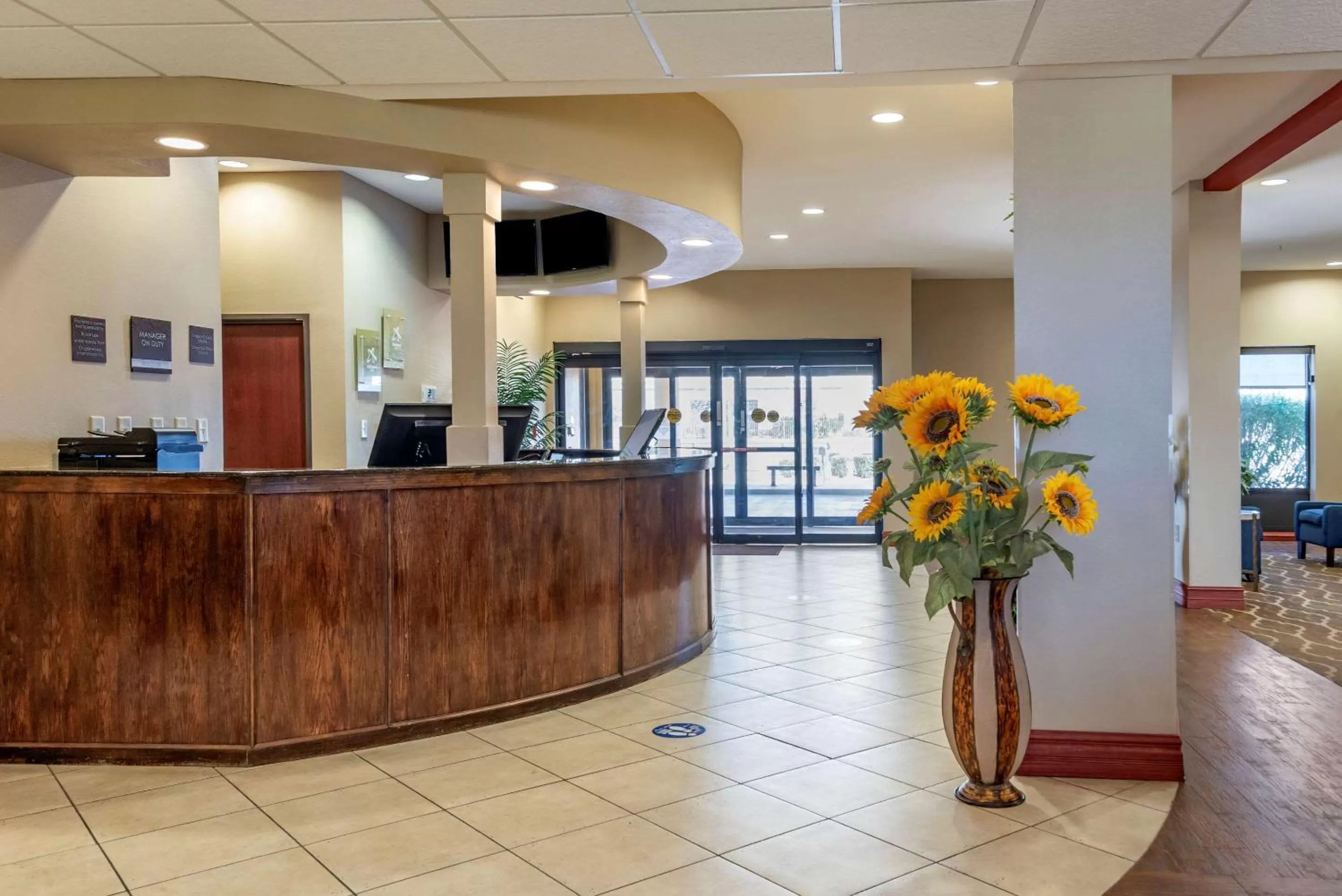 Lobby or reception in Comfort Suites Airport South