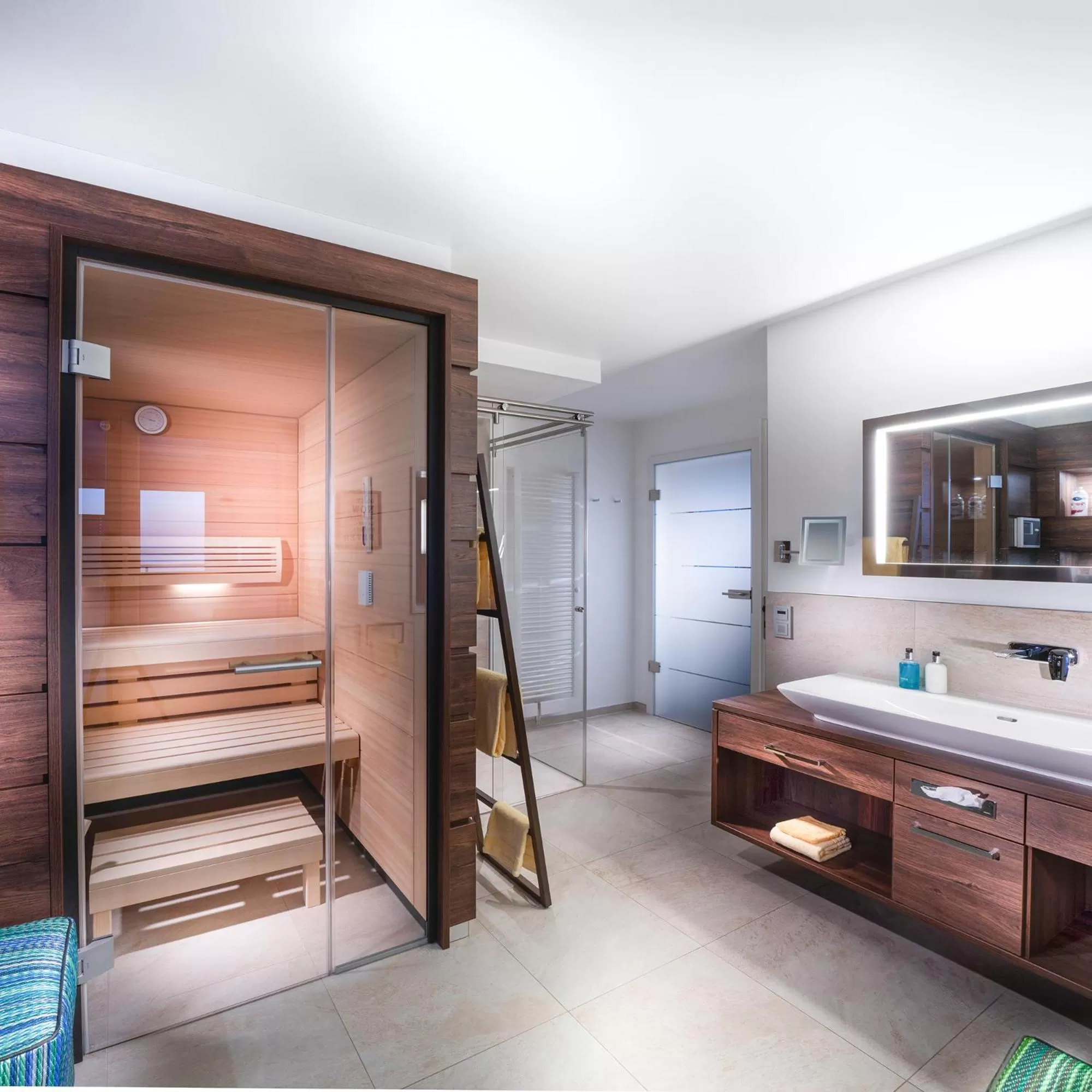 Bathroom, Bed in Strandhotel Duhnen