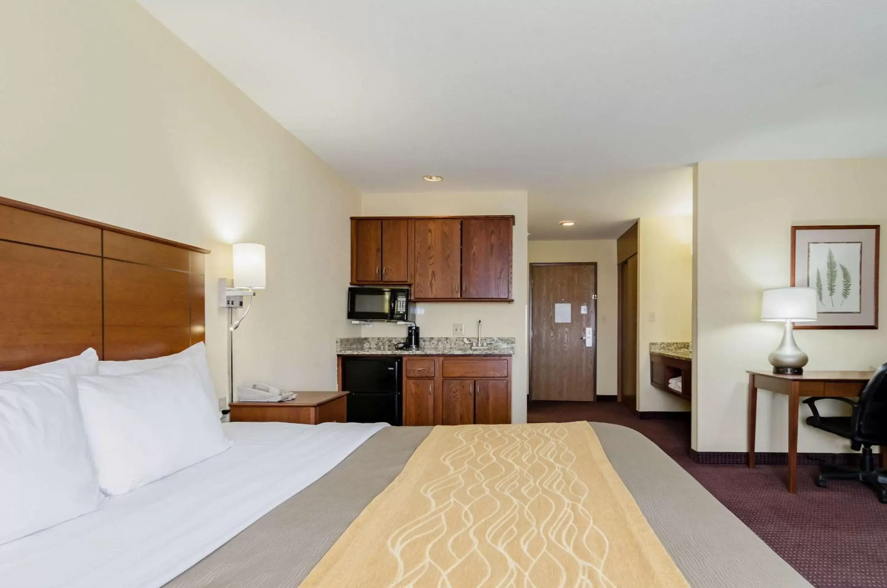 Photo of the whole room, Kitchen/Kitchenette in Comfort Inn Colby