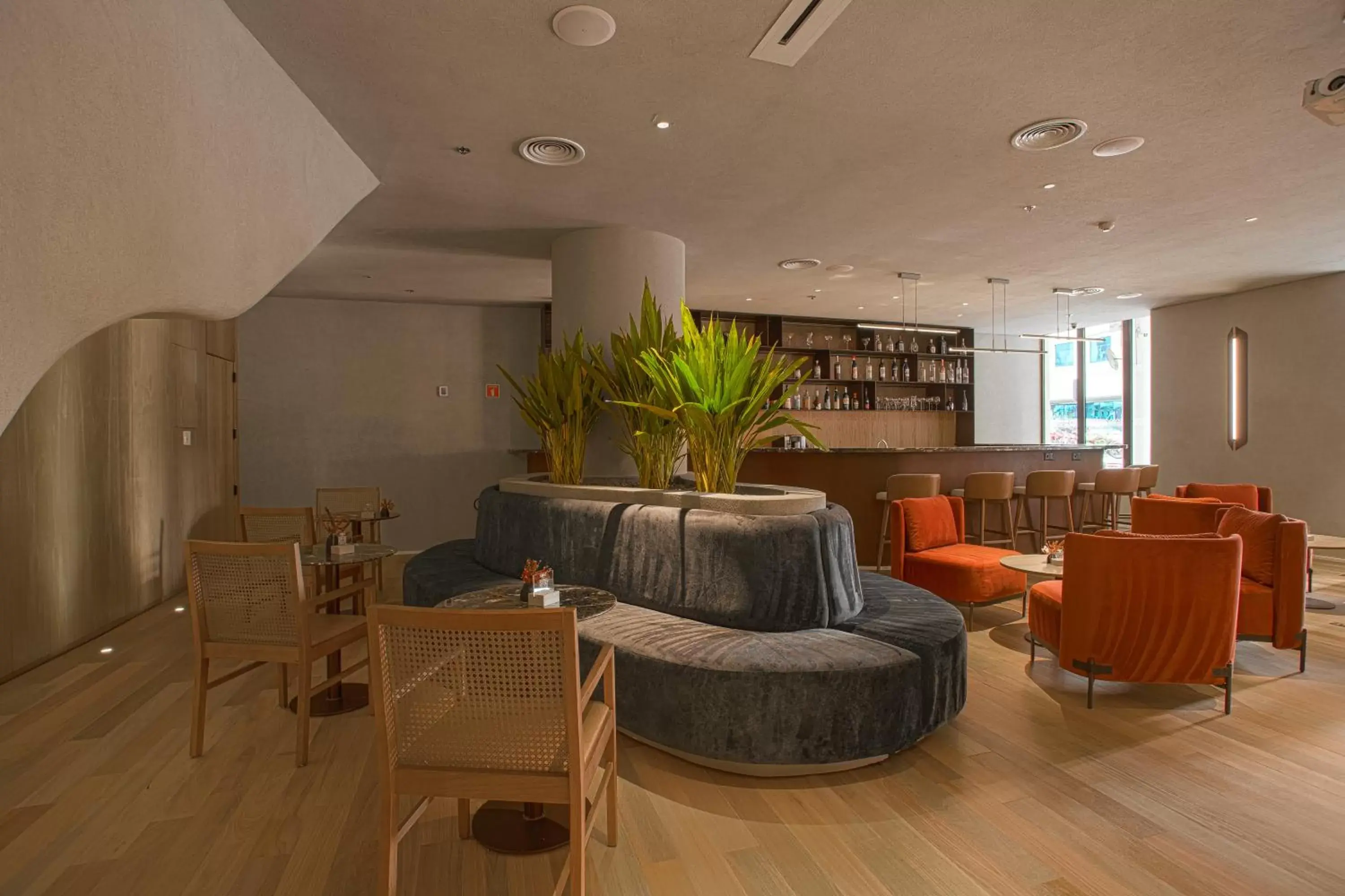 Lounge or bar, Seating Area in QOYA Hotel Curitiba, Curio Collection by Hilton