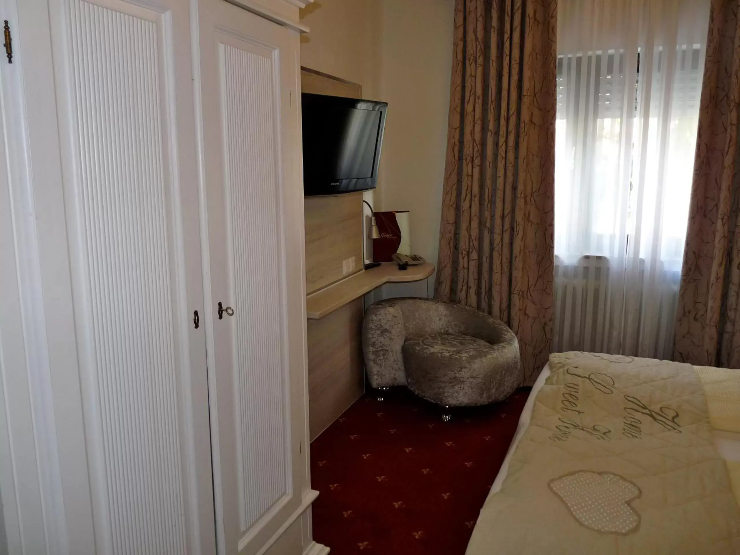 Photo of the whole room, TV/Entertainment Center in Hotel Geissler