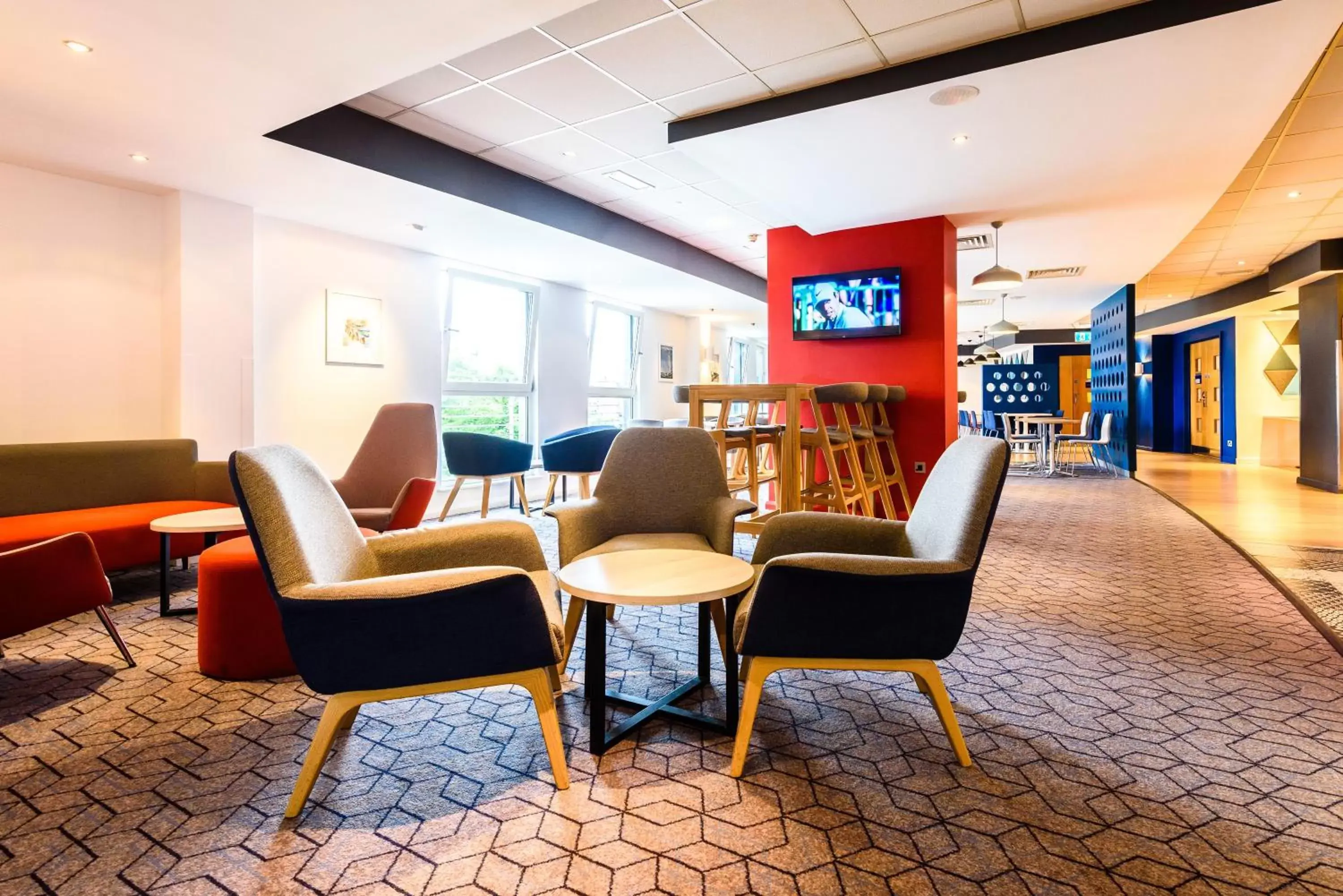 Lounge or bar in Holiday Inn Express Portsmouth Gunwharf Quays, an IHG Hotel