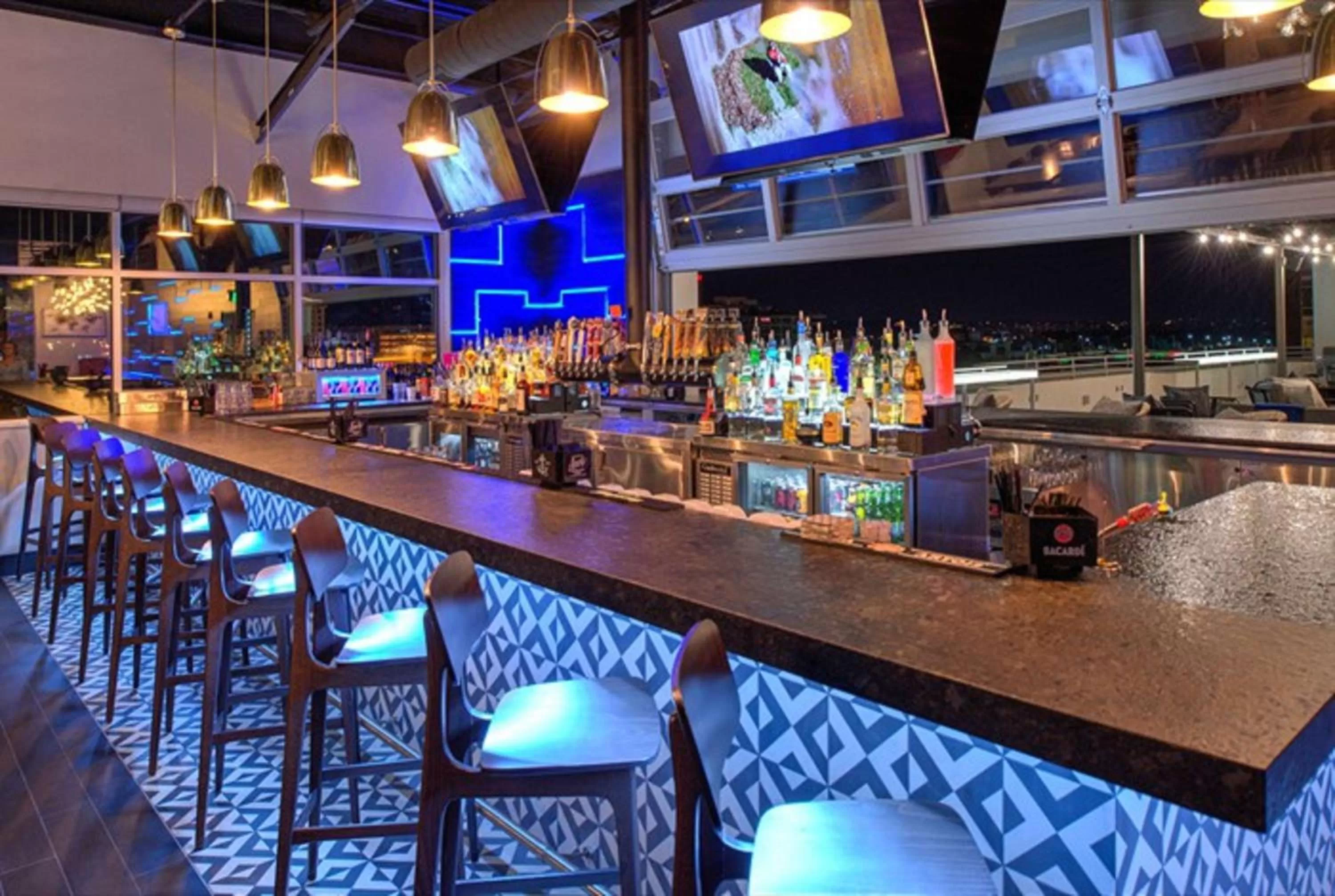 Lounge or bar in Hilton Garden Inn Little Rock Downtown