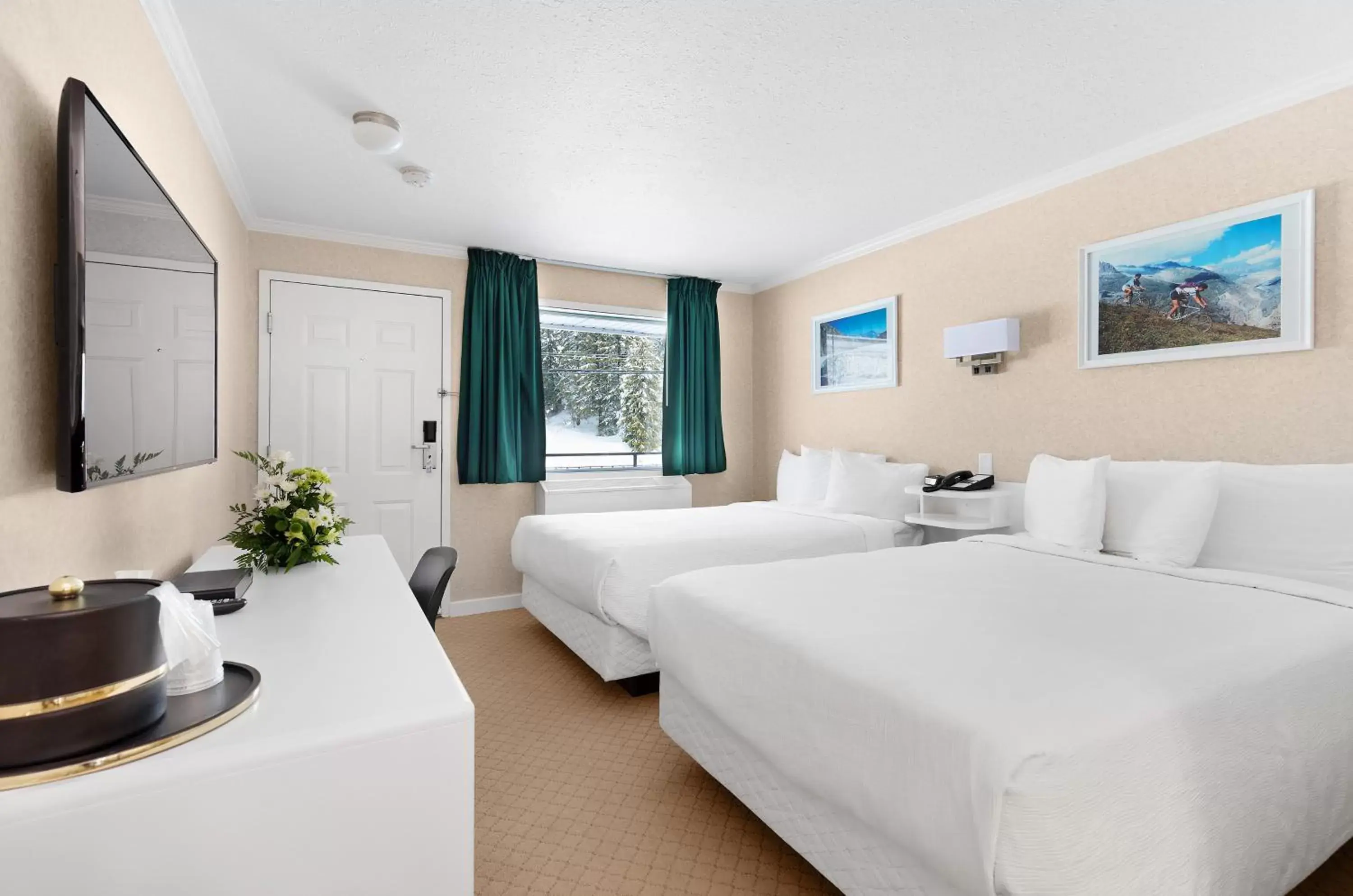 Bedroom in SureStay Hotel by Best Western Rossland Red Mountain