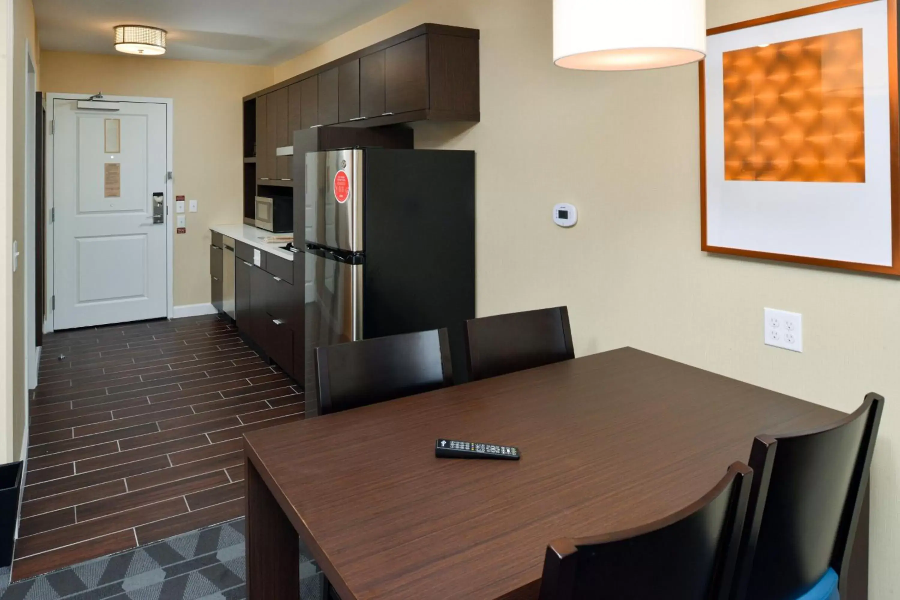 Kitchen or kitchenette, Dining Area in TownePlace Suites by Marriott Detroit Belleville