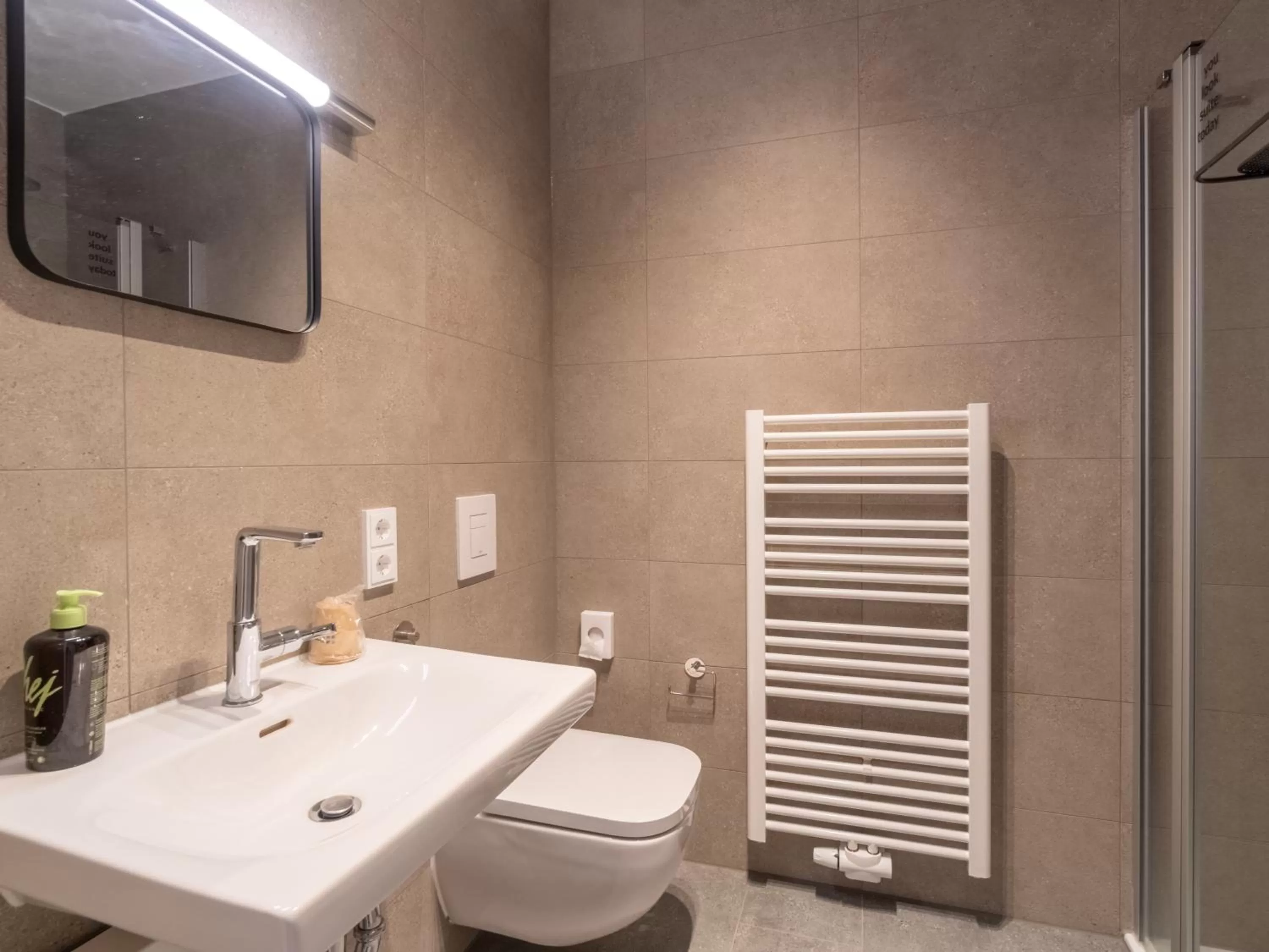 Bathroom in Limehome Frankfurt Gutleutstraße - Digital Access