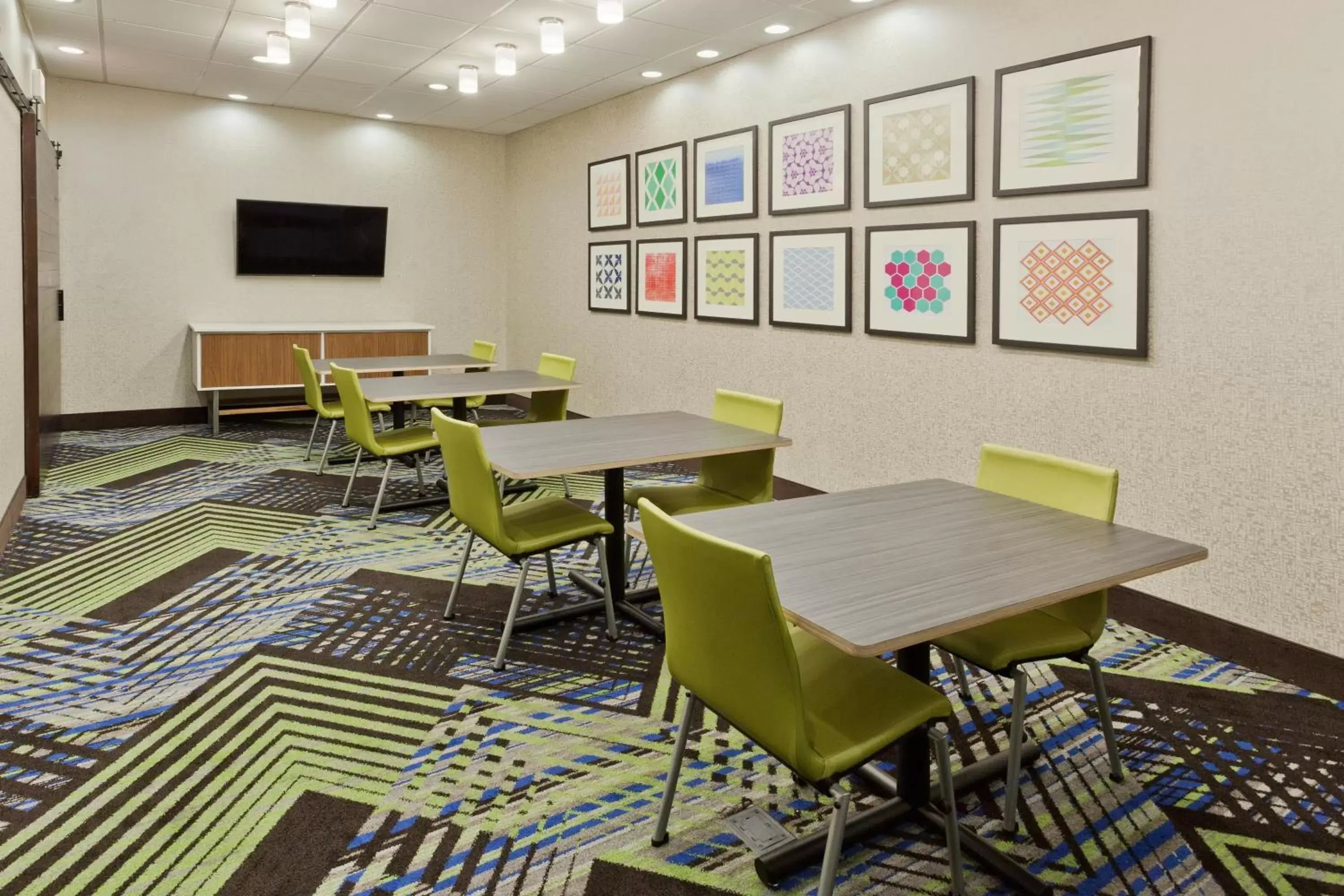 Meeting/conference room, Restaurant/Places to Eat in Holiday Inn Express & Suites - Fayetteville, an IHG Hotel