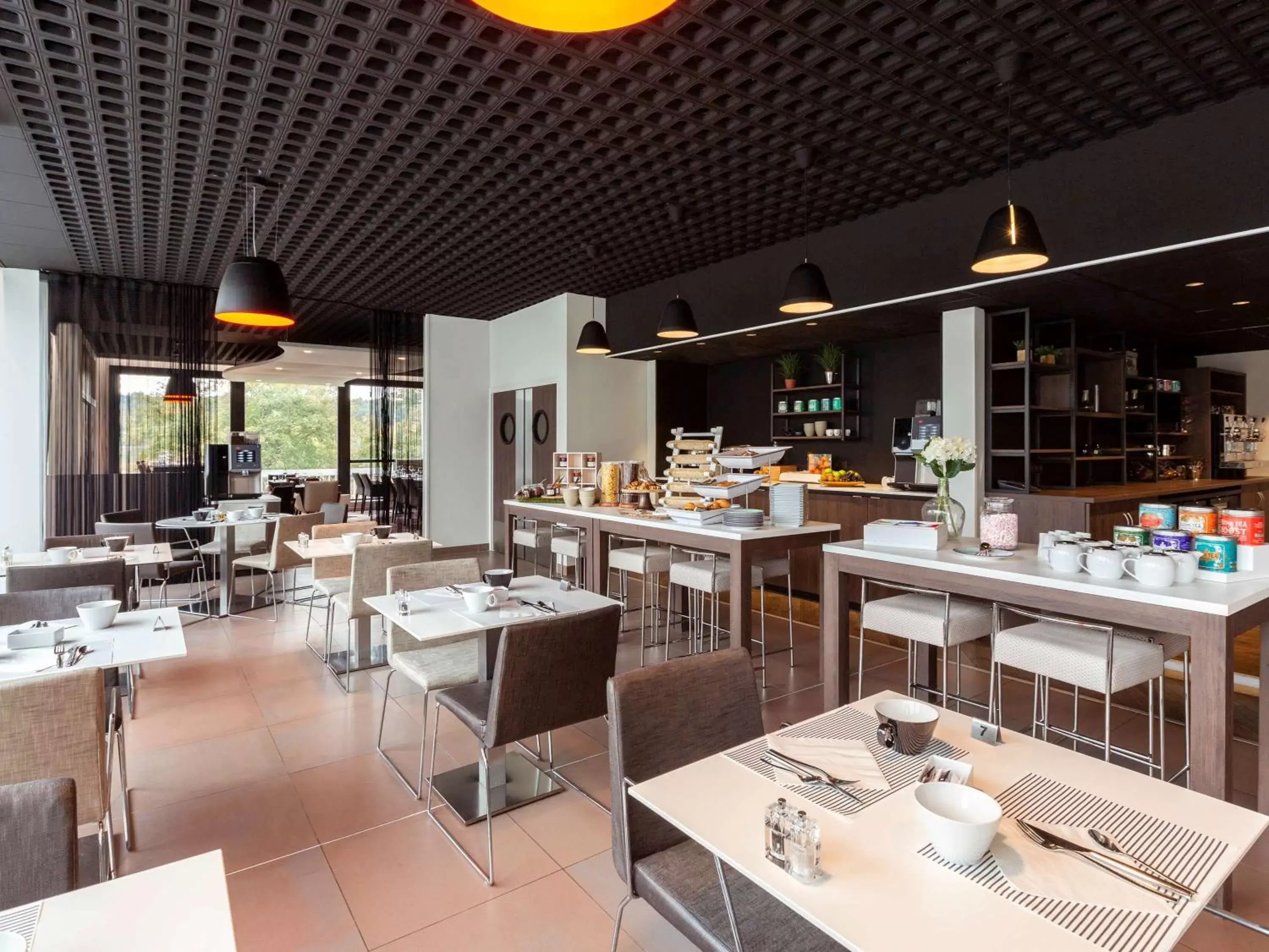 Restaurant/Places to Eat in Novotel Limoges Le Lac