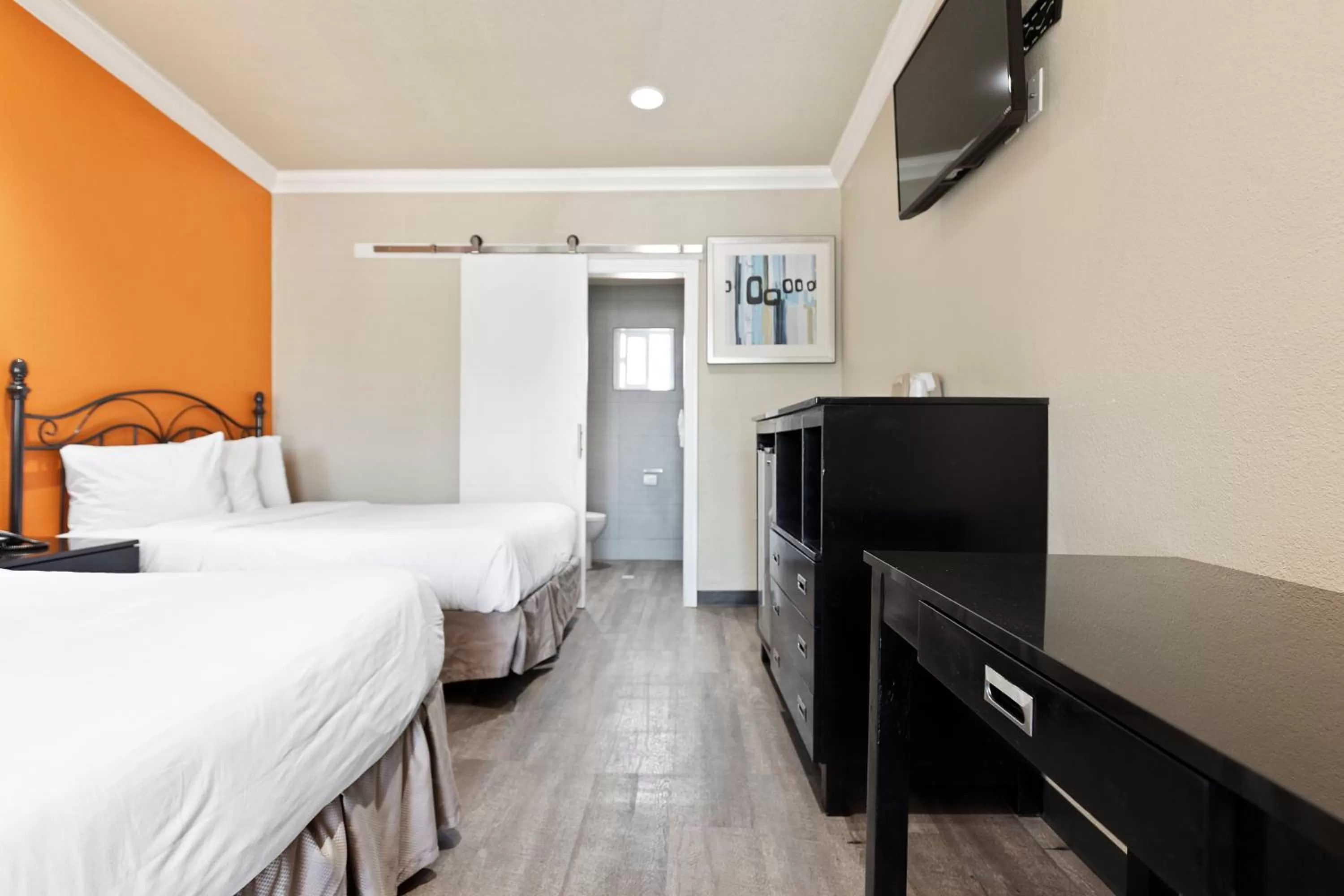 Bed in Le Blanc Inn & Suites