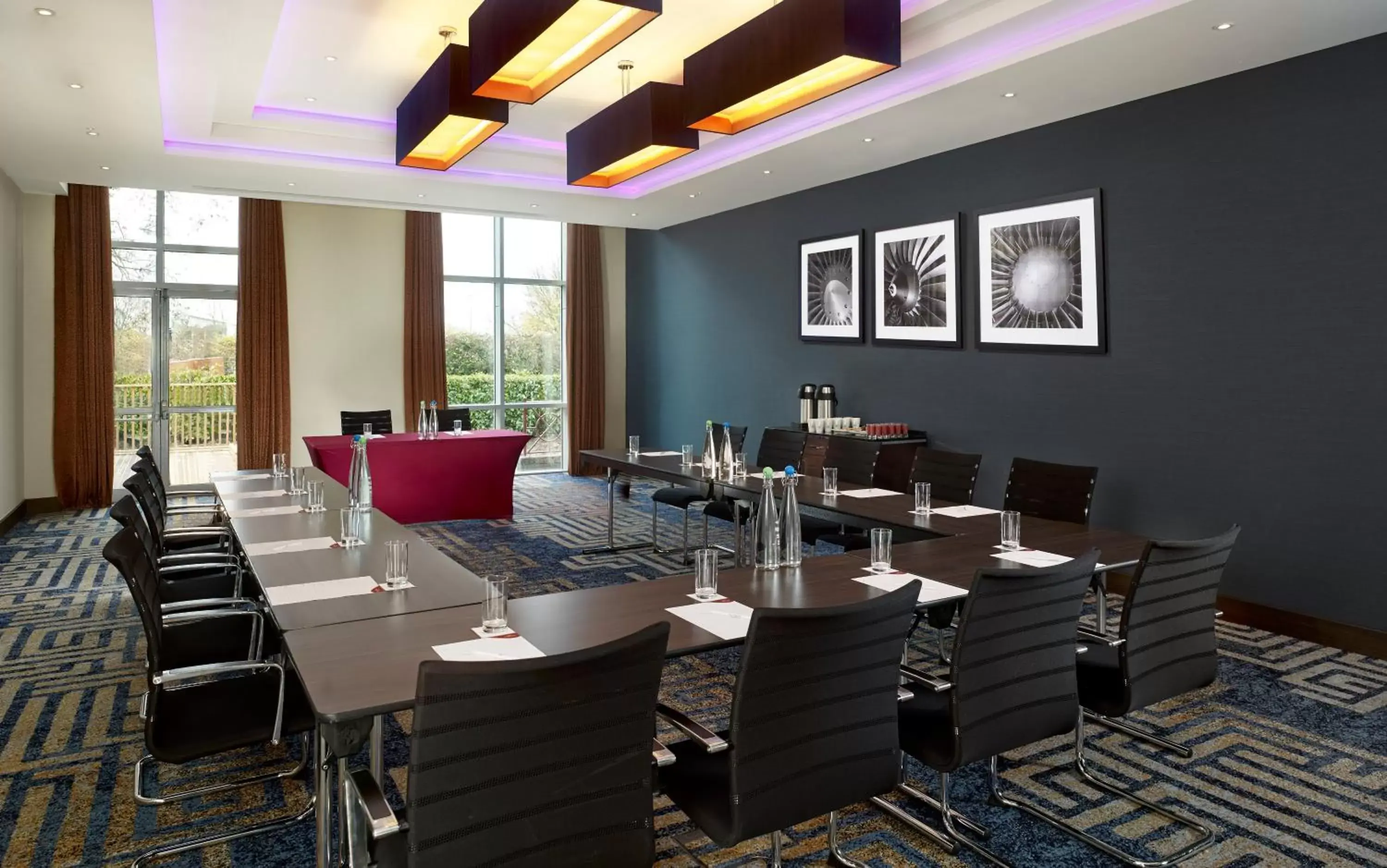 Meeting/conference room, Restaurant/Places to Eat in Crowne Plaza London - Gatwick Airport, an IHG Hotel