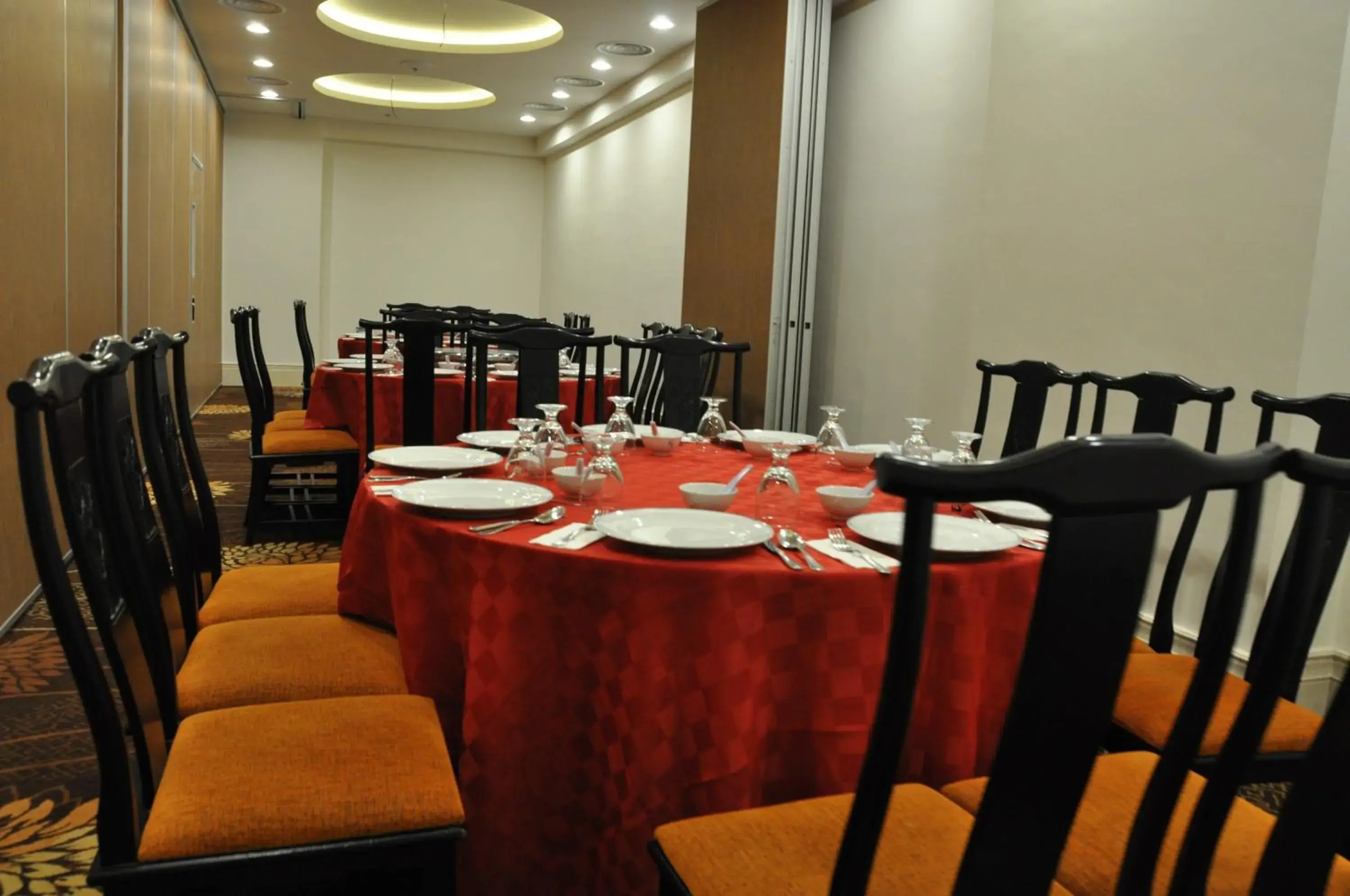 Restaurant/Places to Eat in Grand Riverview Hotel