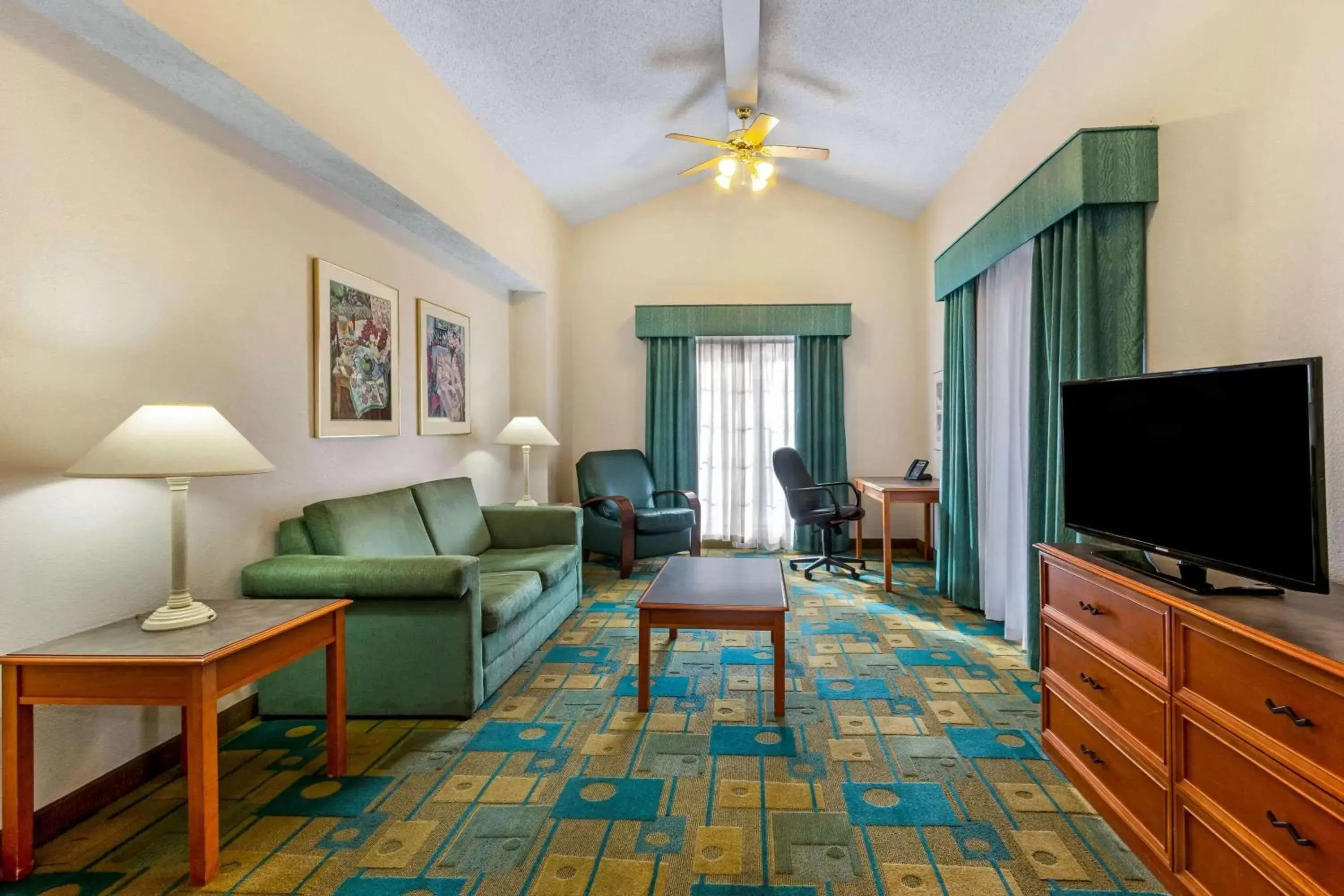 Photo of the whole room, Seating Area in La Quinta Inn by Wyndham Albuquerque Northeast