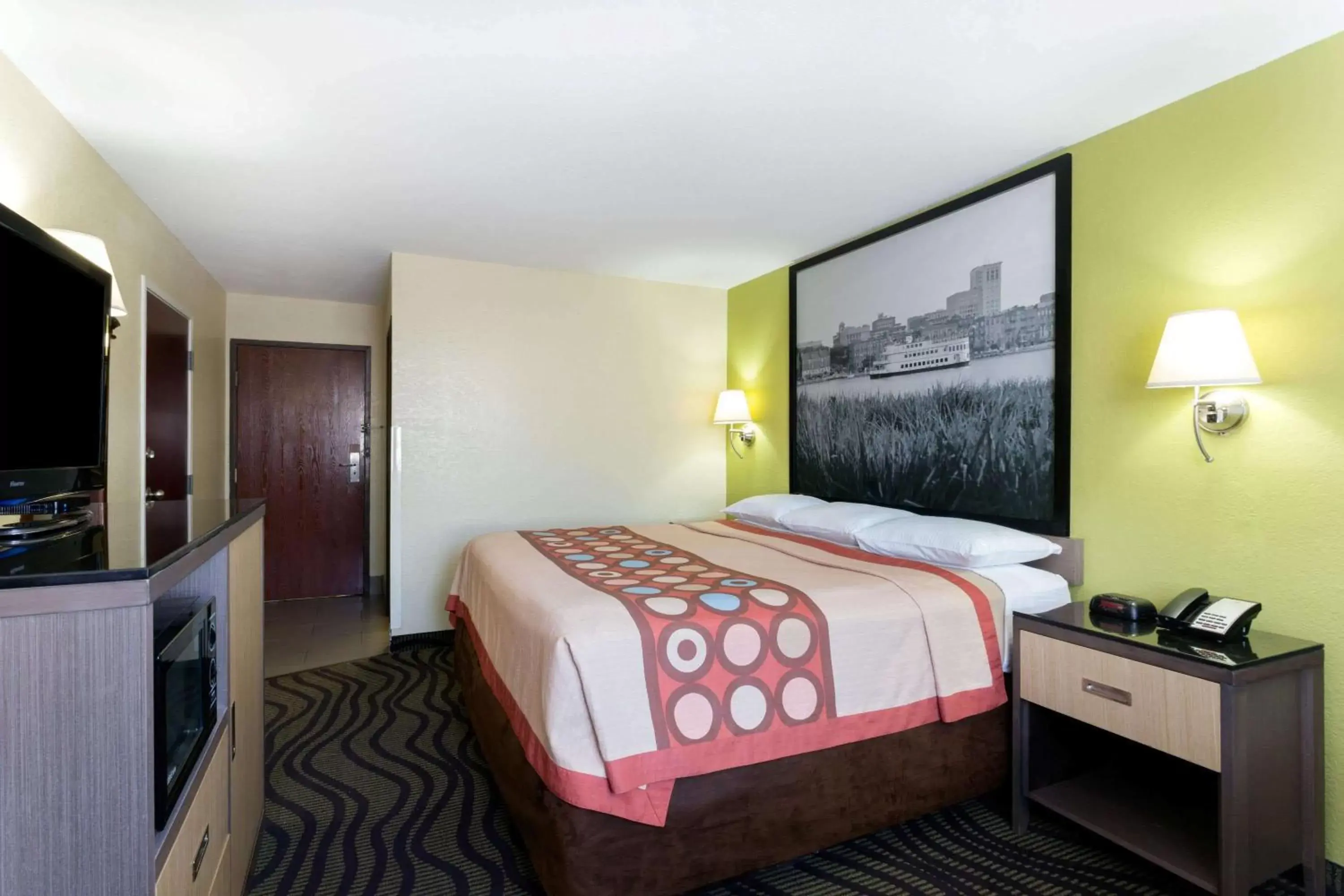 Photo of the whole room, Bed in Super 8 by Wyndham Brunswick/St Simons Island Area Photo of the whole room, Bed in Super 8 by Wyndham Brunswick/St Simons Island Area