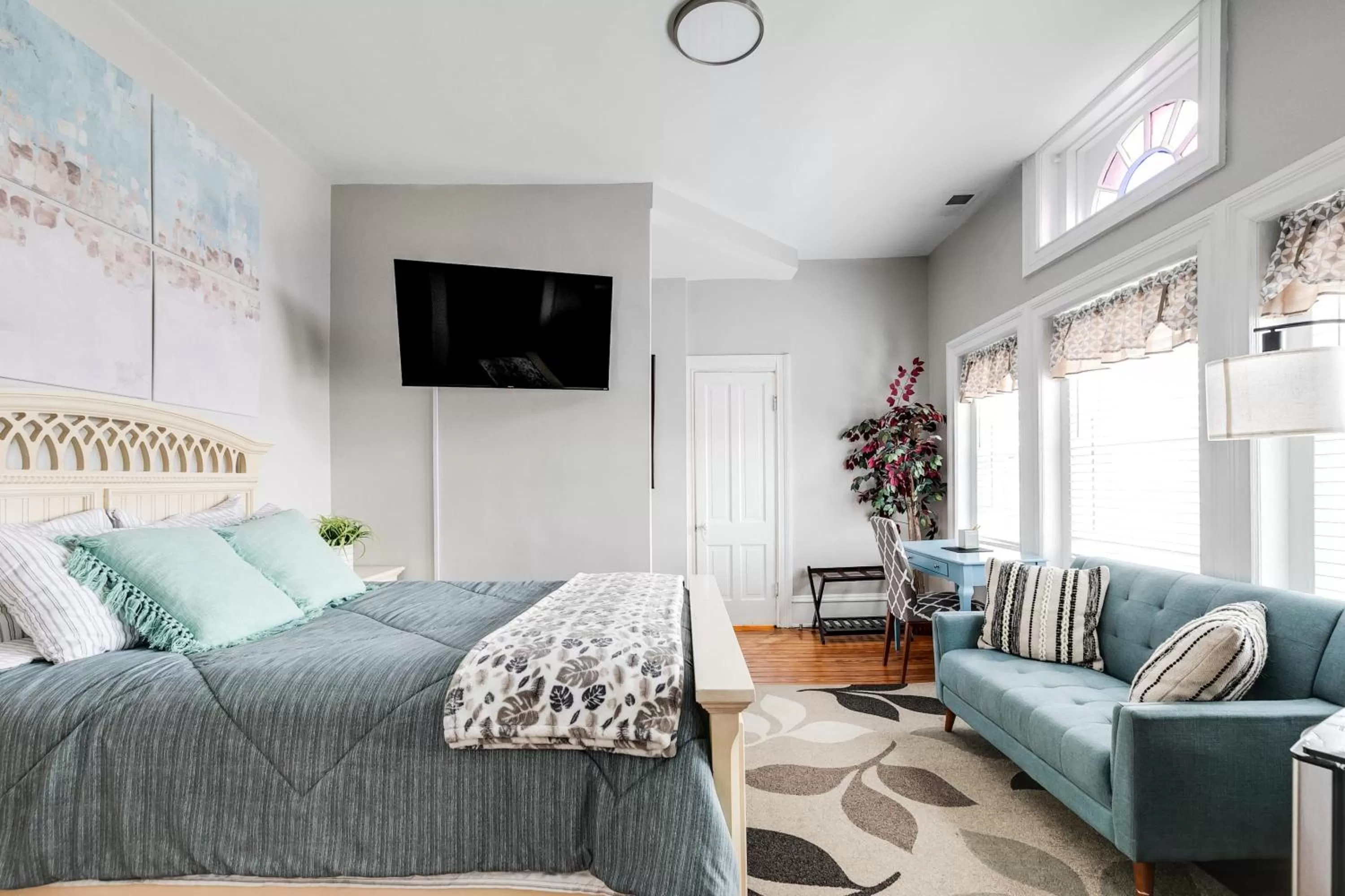 Seating Area in G7 central location museums free parking