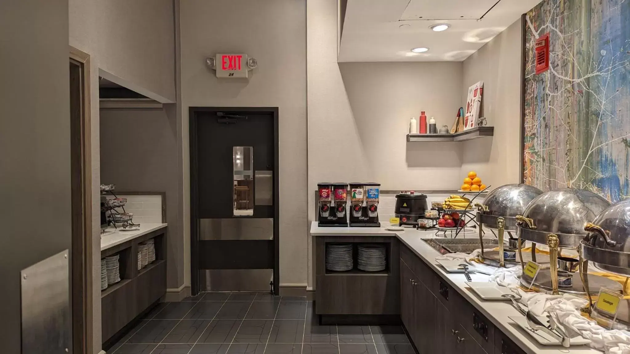 Breakfast, Kitchen/Kitchenette in Crowne Plaza Edison, an IHG Hotel