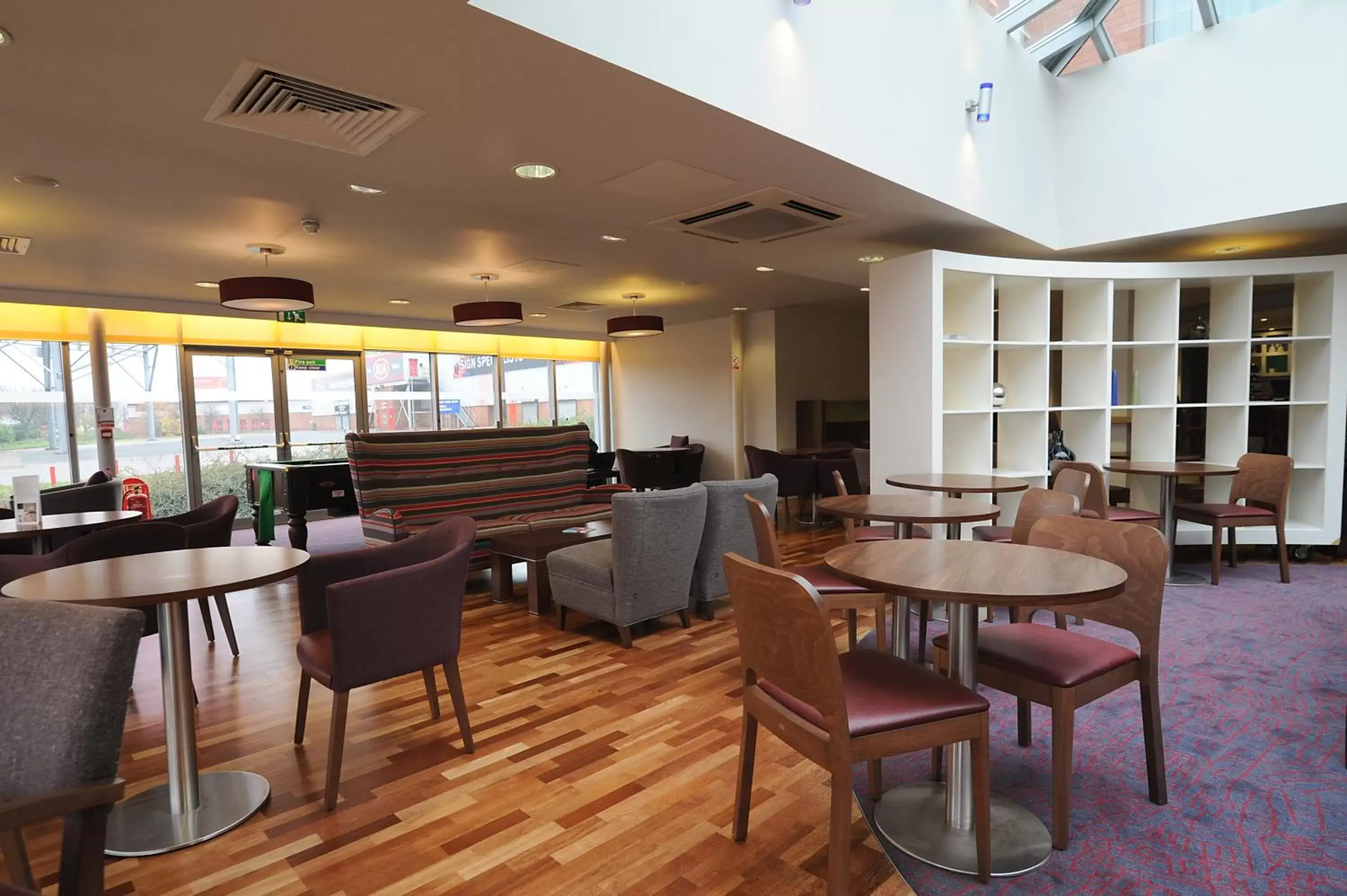 Lounge or bar, Restaurant/Places to Eat in Park Inn by Radisson Birmingham Walsall