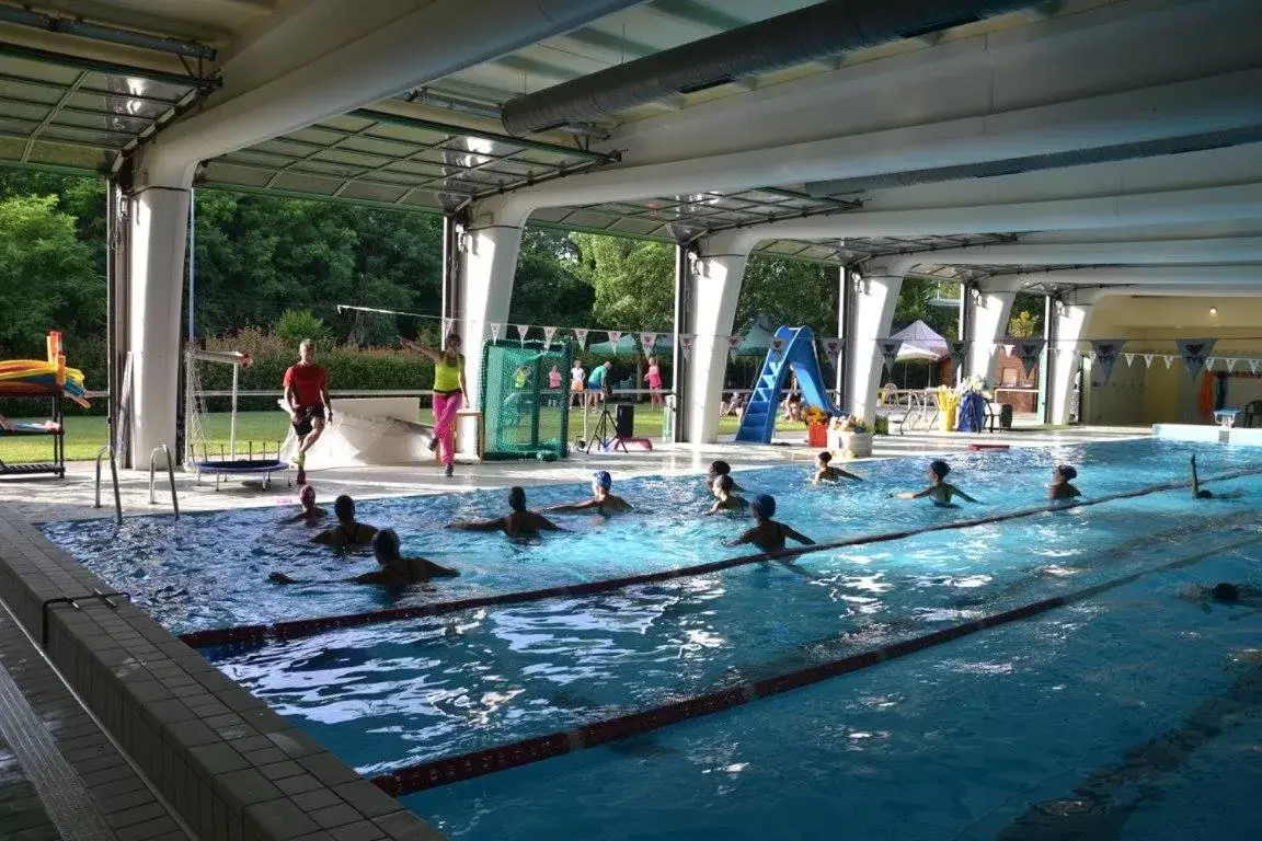 Swimming Pool in Bes Hotel Bergamo Ovest