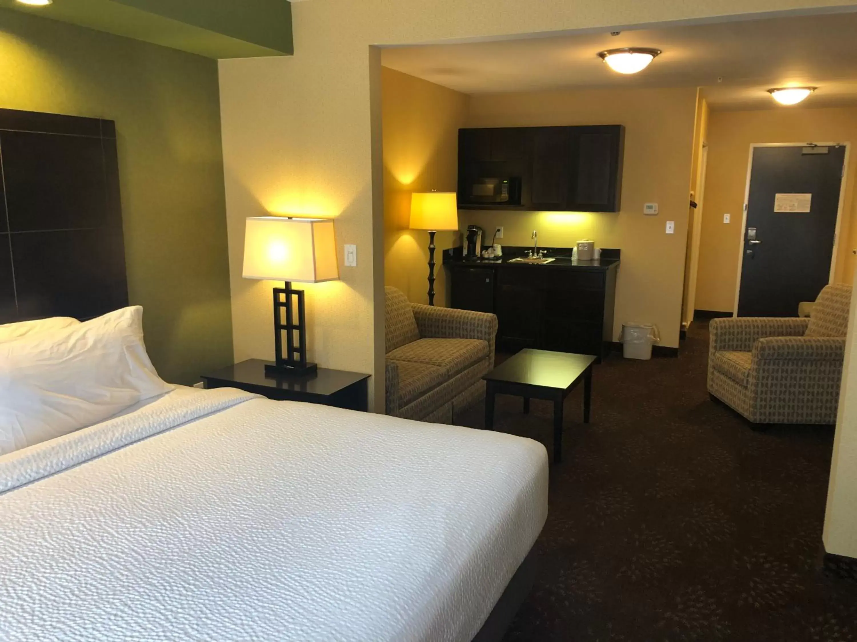 Bed in Holiday Inn Express Hotel & Suites Lansing-Dimondale, an IHG Hotel