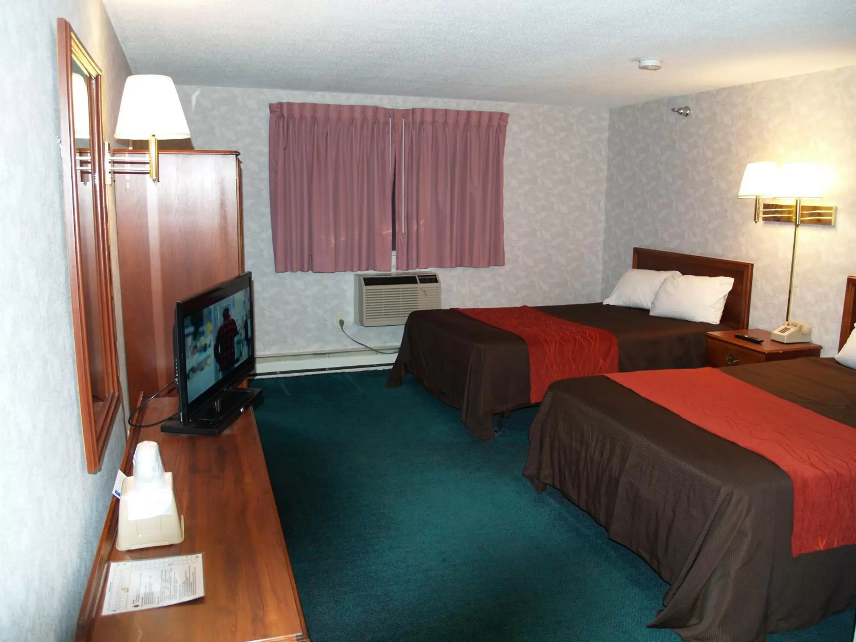 Photo of the whole room, Bed in Bangor Inn & Suites