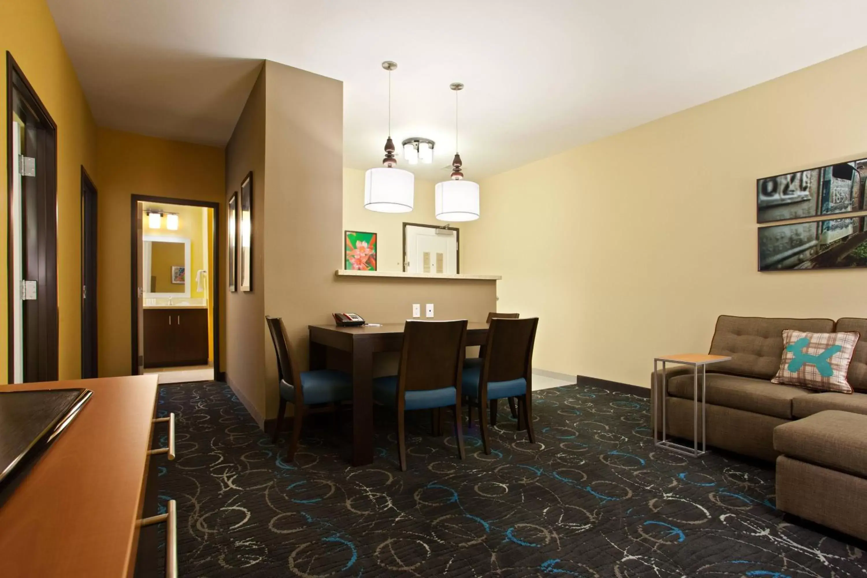 Living room, Dining Area in TownePlace Suites by Marriott Carlsbad