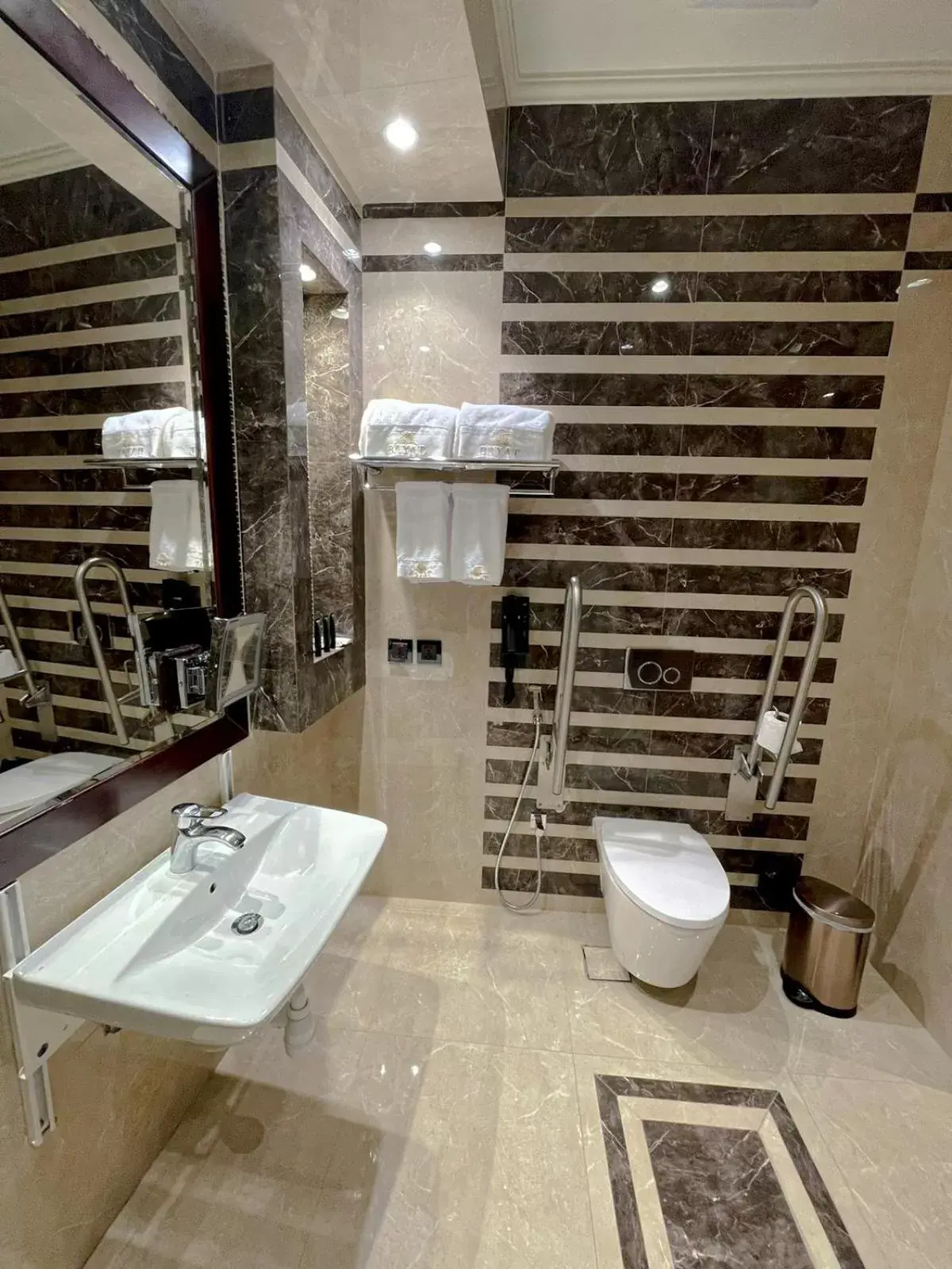 Bathroom in Bayat Hotel