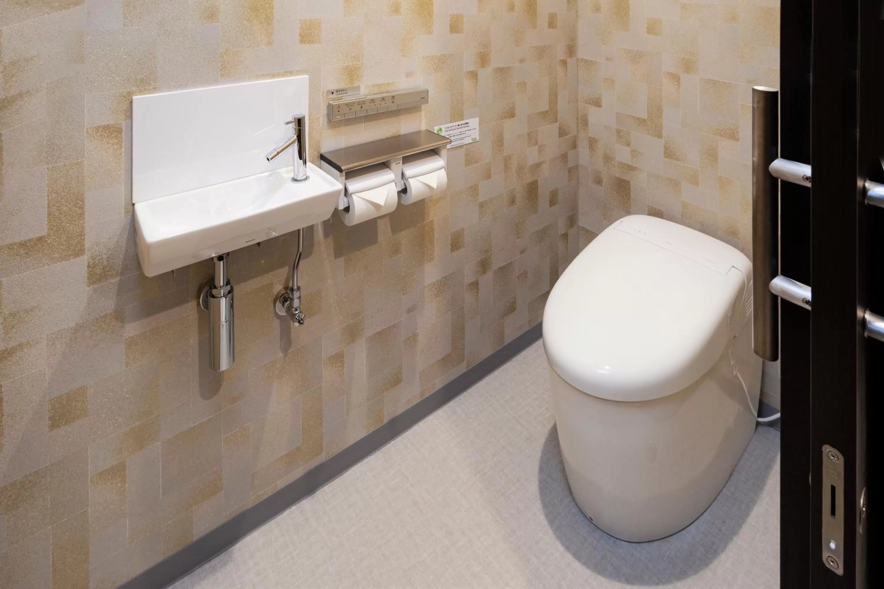 Toilet in Green Rich Hotel Kurume Natural Hot Spring Arimamutsumonnoyu