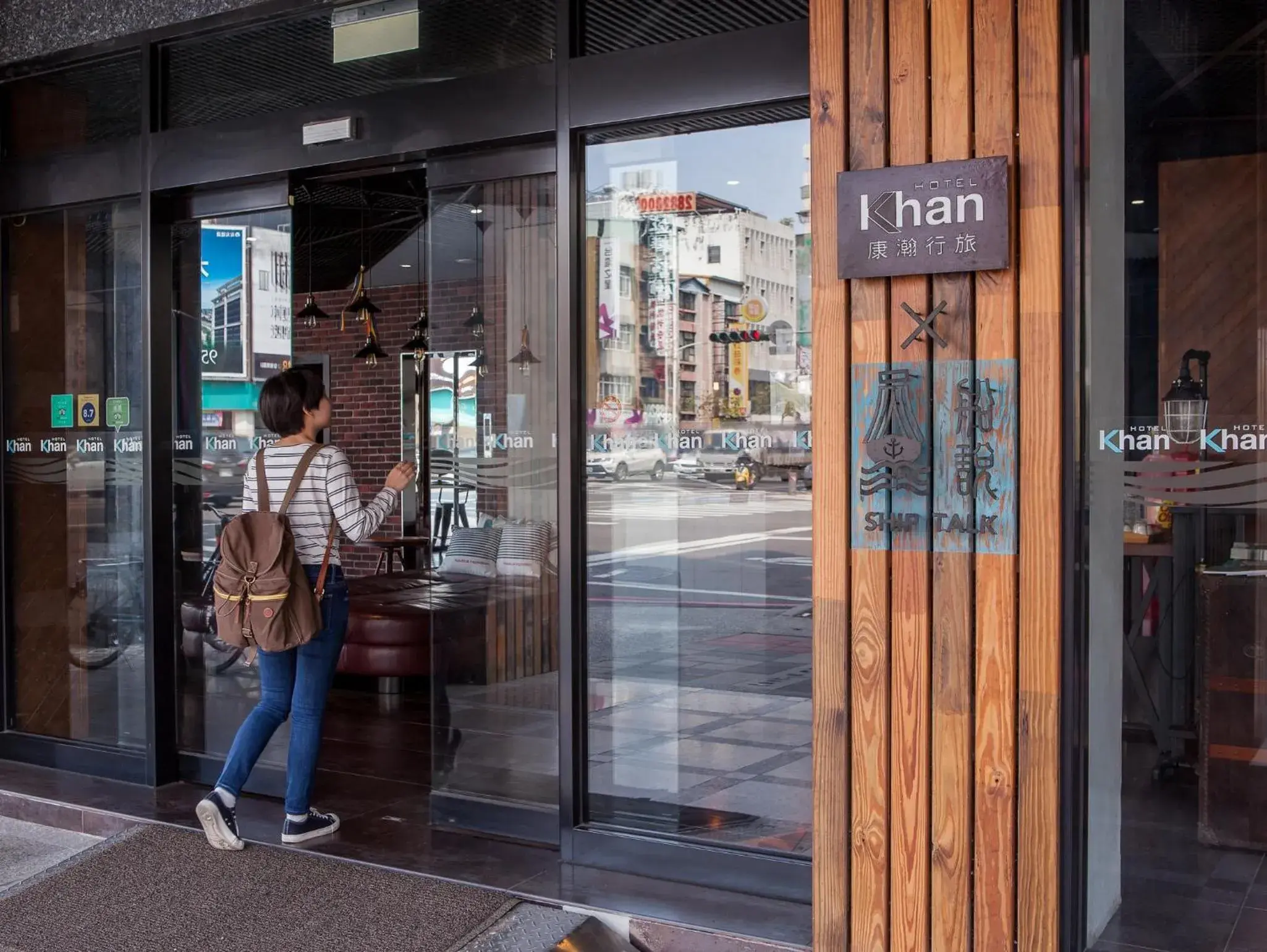 Facade/entrance in Khan Hotel Facade/entrance in Khan Hotel