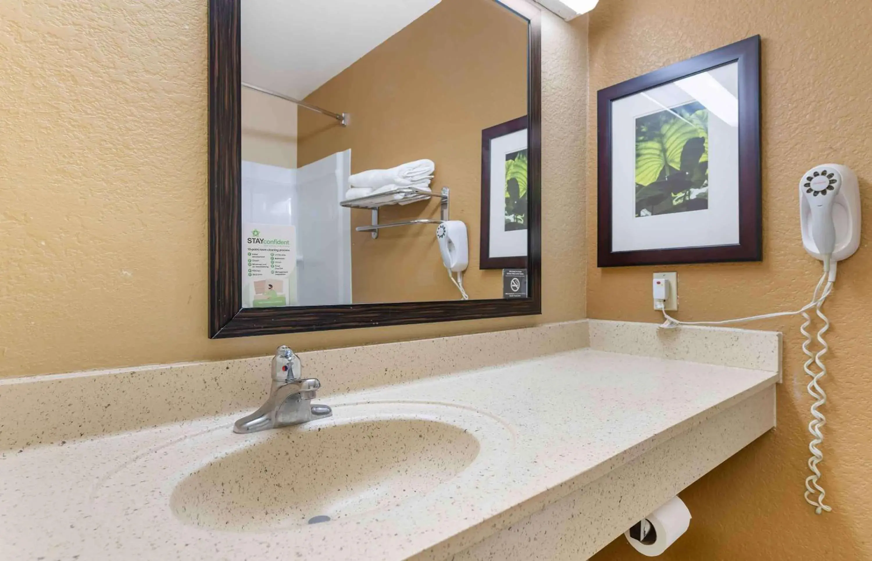 Bathroom, Bed in Extended Stay America Suites - Minneapolis - Airport - Eagan - South