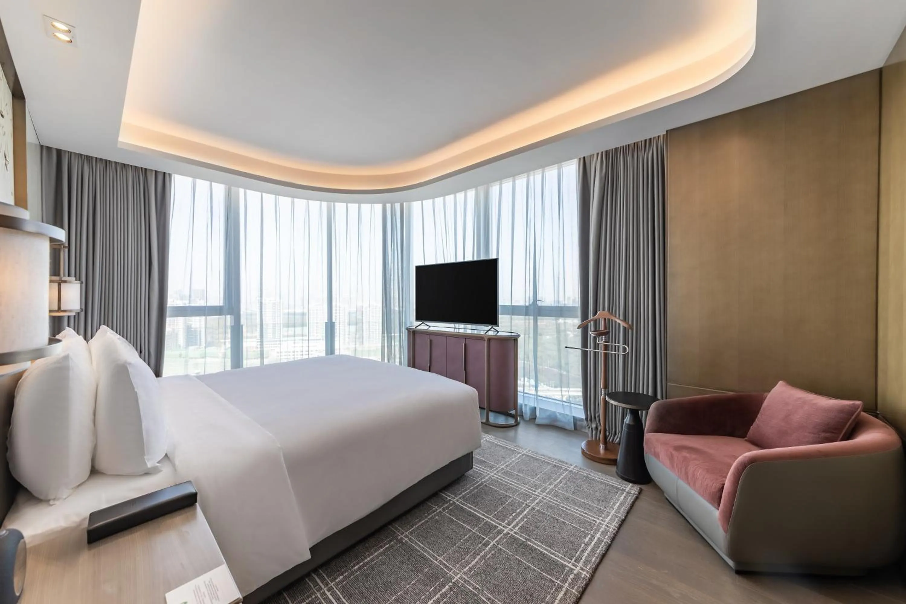 Photo of the whole room, Bed in HUALUXE Xi'an Chanba by IHG-西安浐灞华邑酒店-Near Xi'an International Convention Exhibition Center and Shopping mall and The Romantic show of Xi'an-Free Luggage Storage-English Service